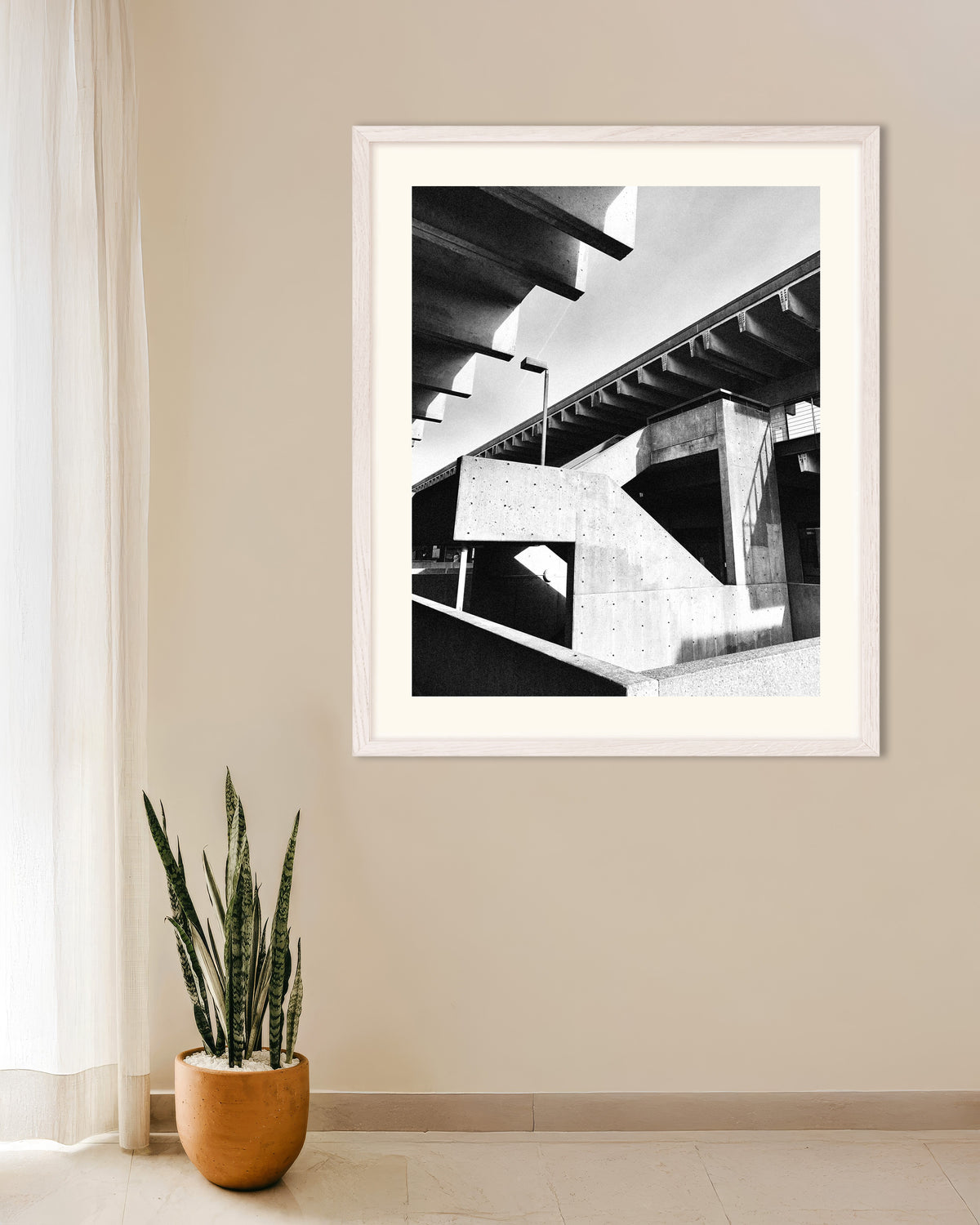 Affiche « Escalier en béton au soleil », avec un cadre en bois blanc