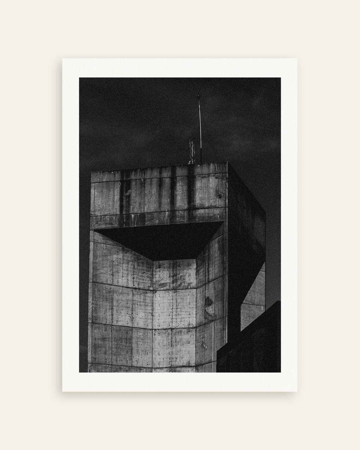 Affiche « Sommet de la tour en béton, de nuit », vignette