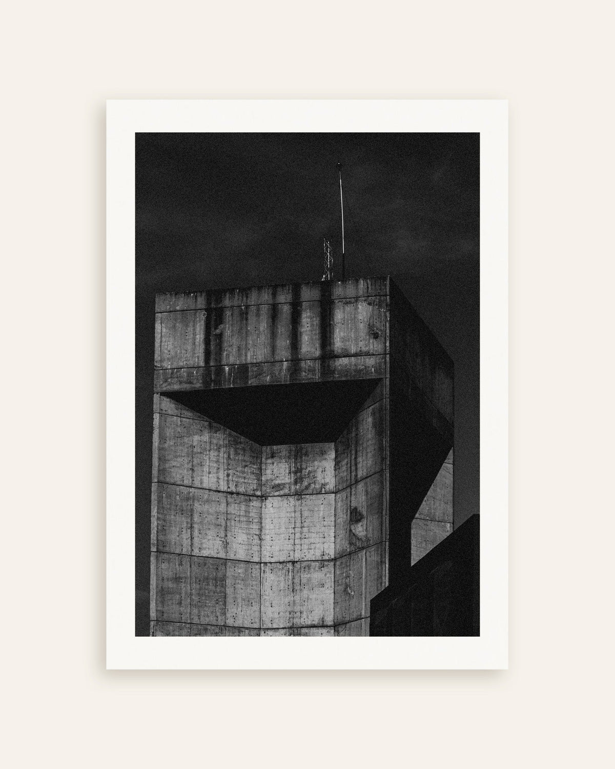 Affiche « Sommet de la tour en béton, de nuit », vignette