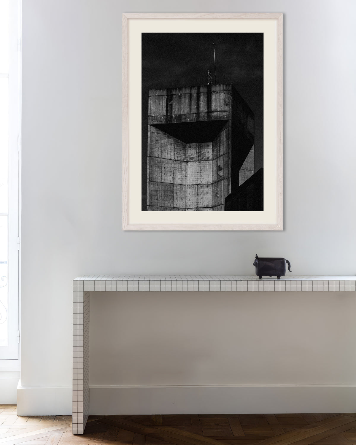 Affiche « Sommet de la tour en béton, de nuit », avec un cadre en bois blanc
