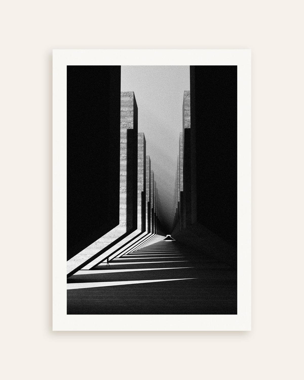 Affiche « Couloir de lumière et de béton », vignette