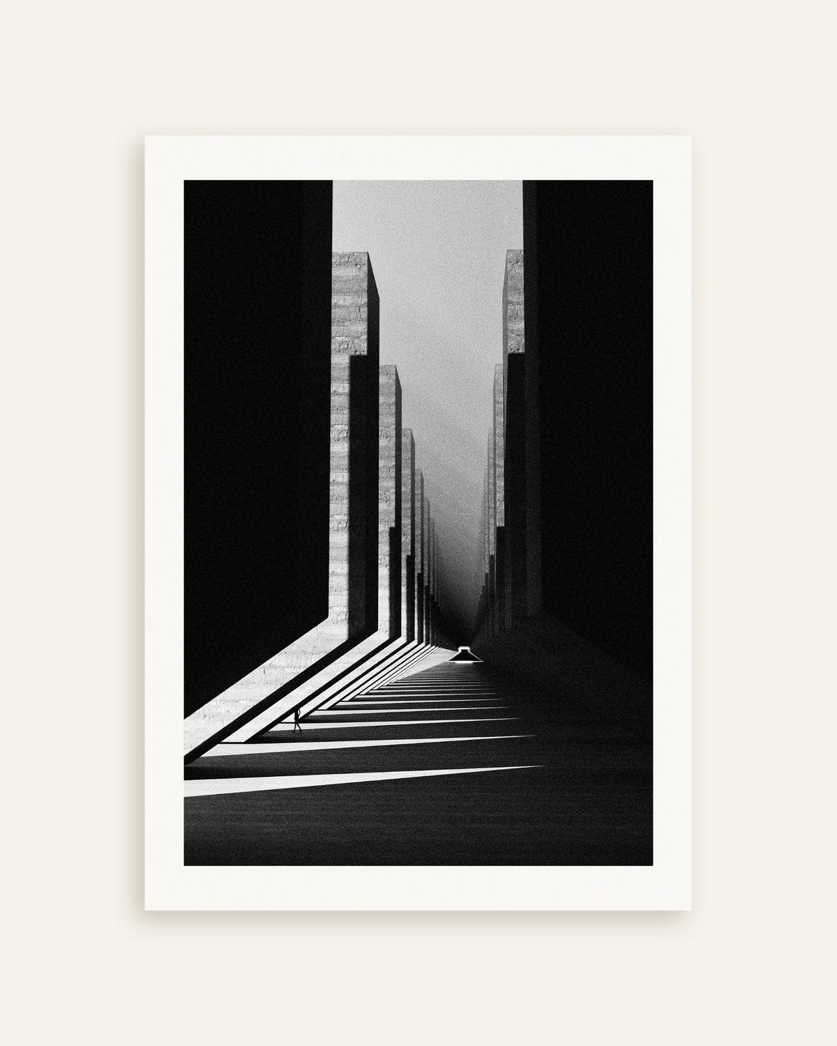 Affiche « Couloir de lumière et de béton », vignette