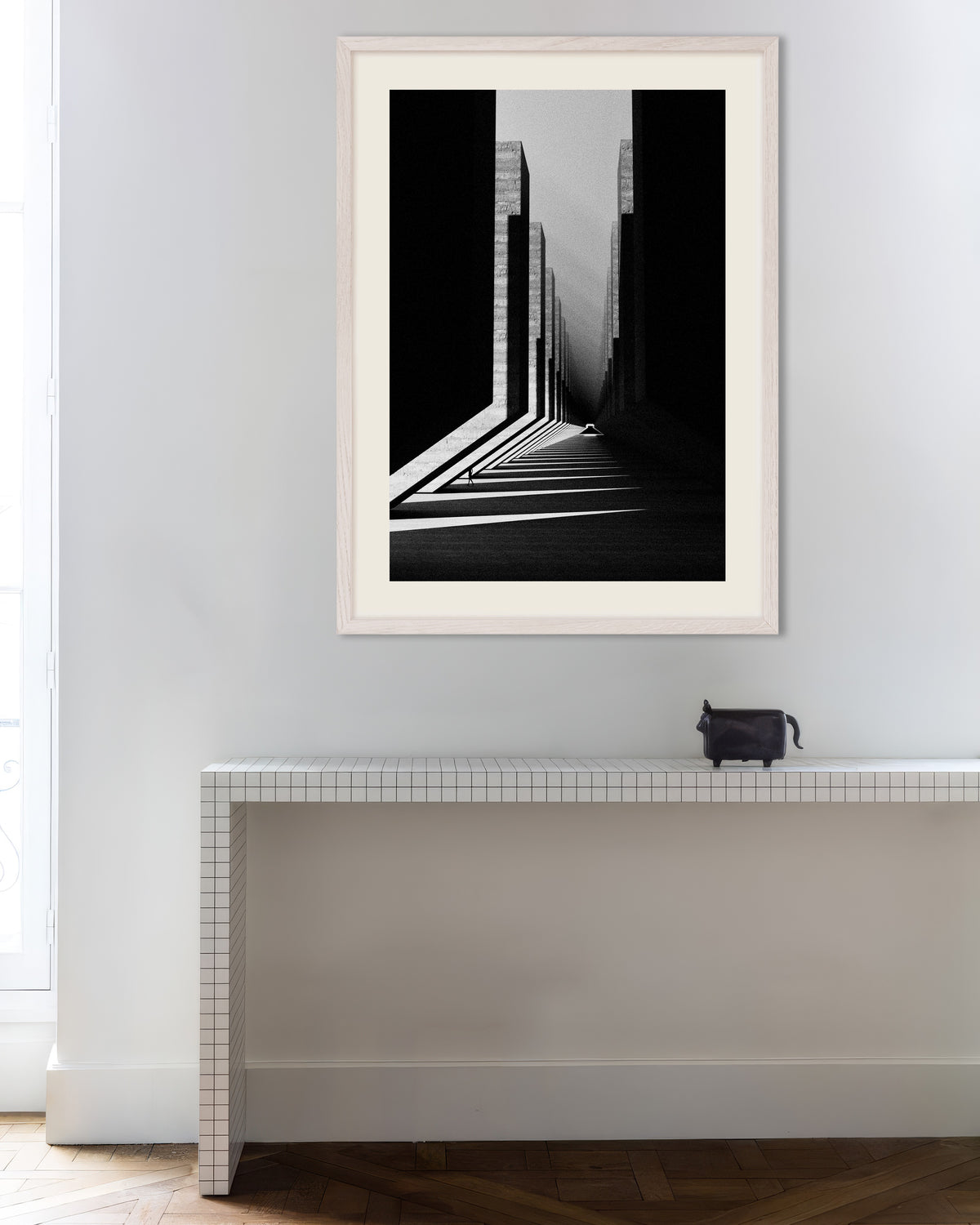 Affiche « Couloir de lumière et de béton », avec un cadre en bois blanc