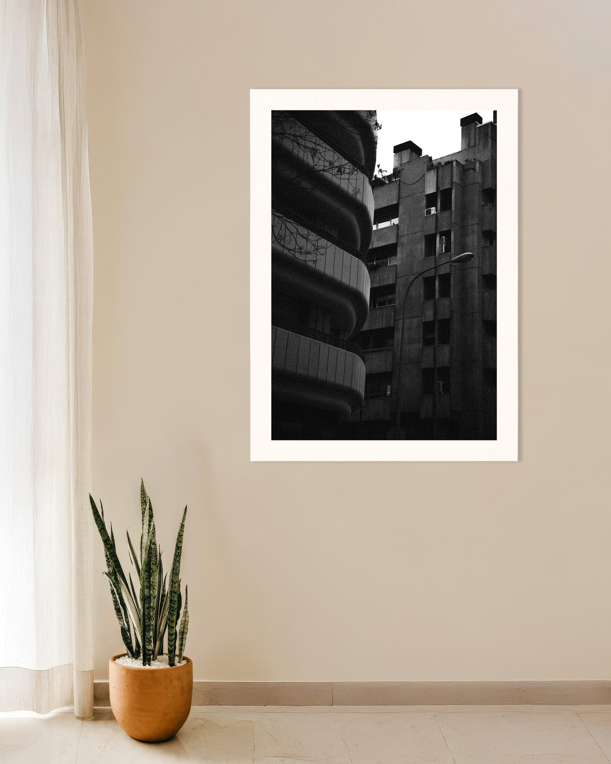 Affiche « Façade incurvée et tour de béton »