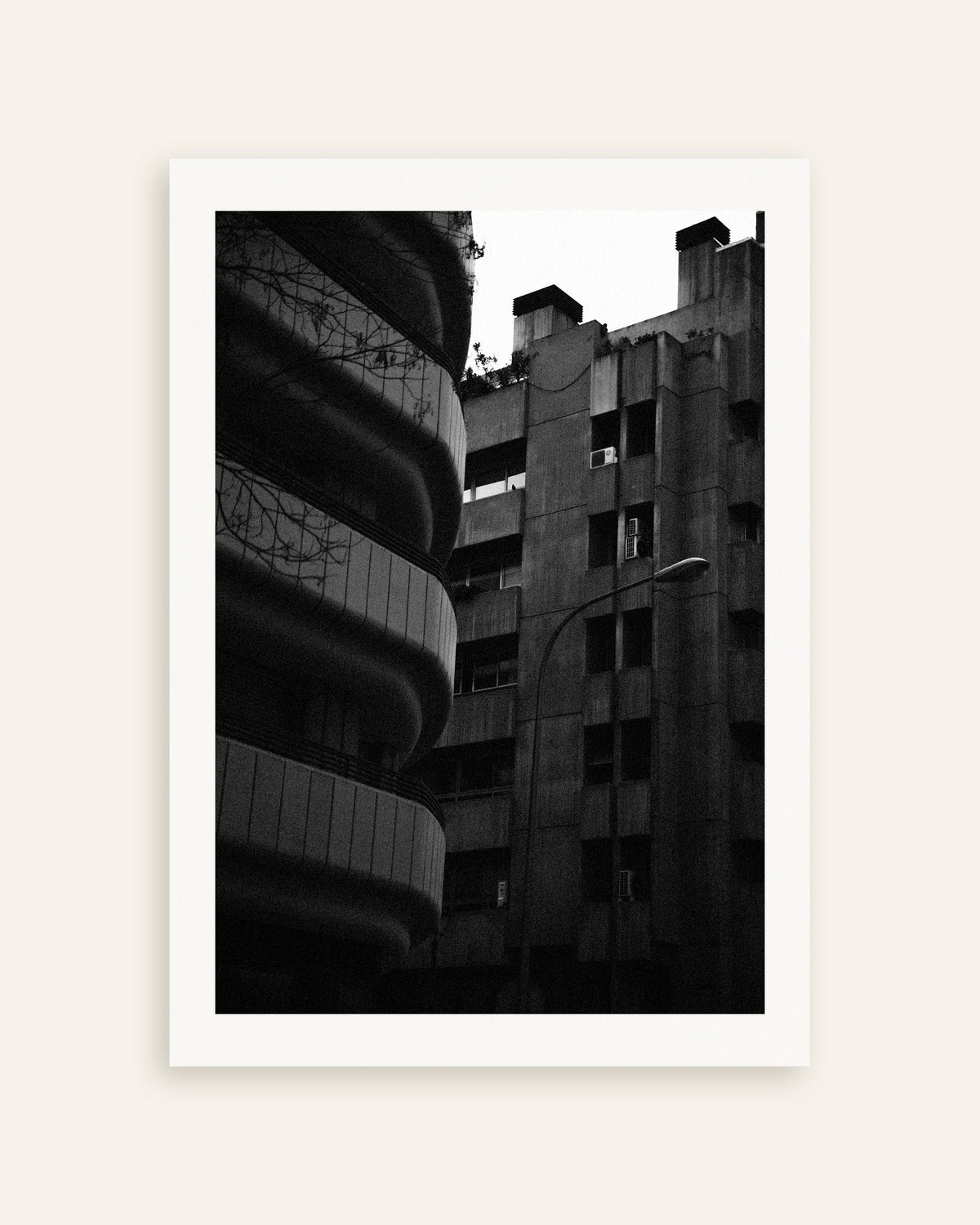 Affiche « Façade incurvée et tour de béton », vignette