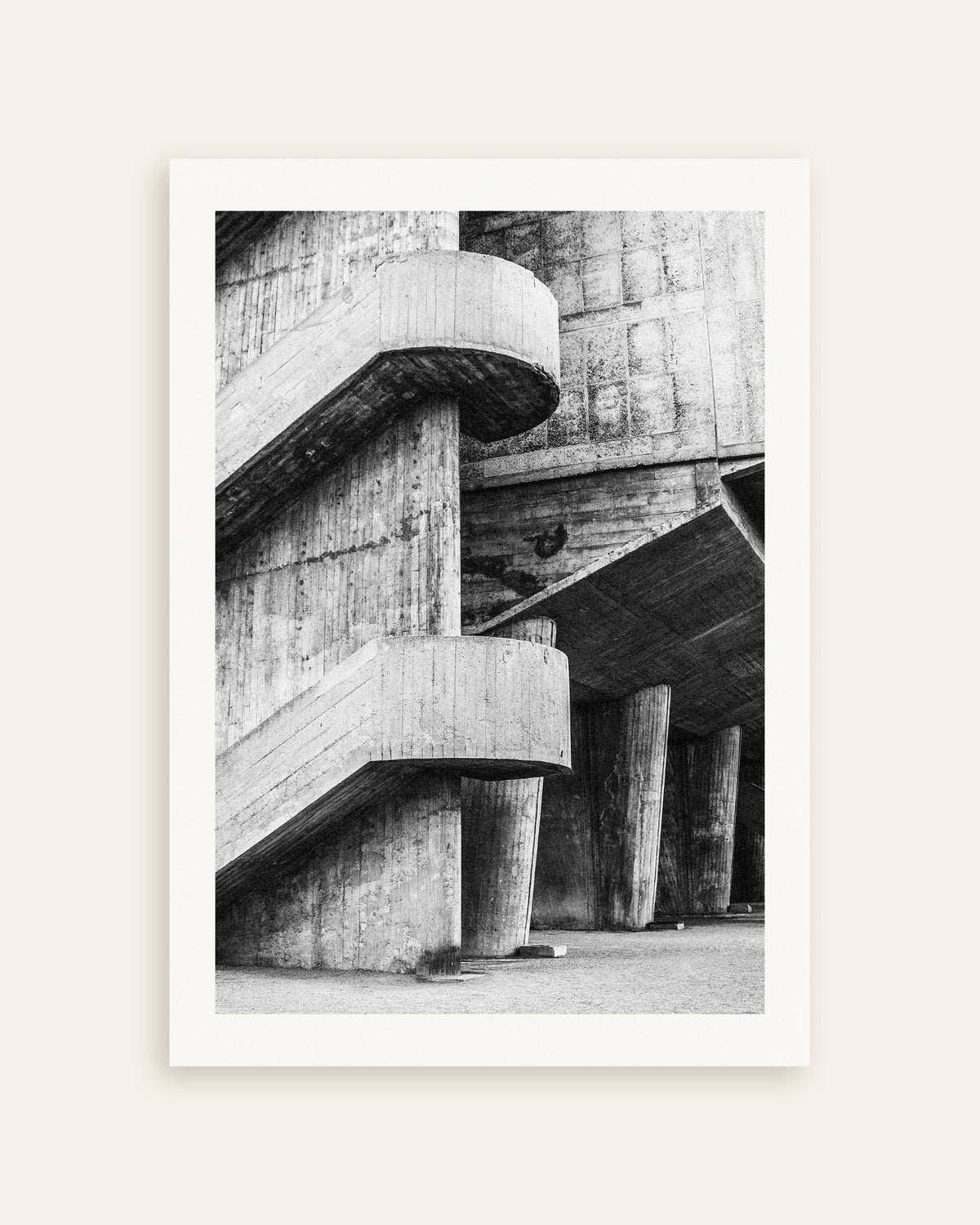 Affiche « Rampes incurvées et colonnes de béton », vignette