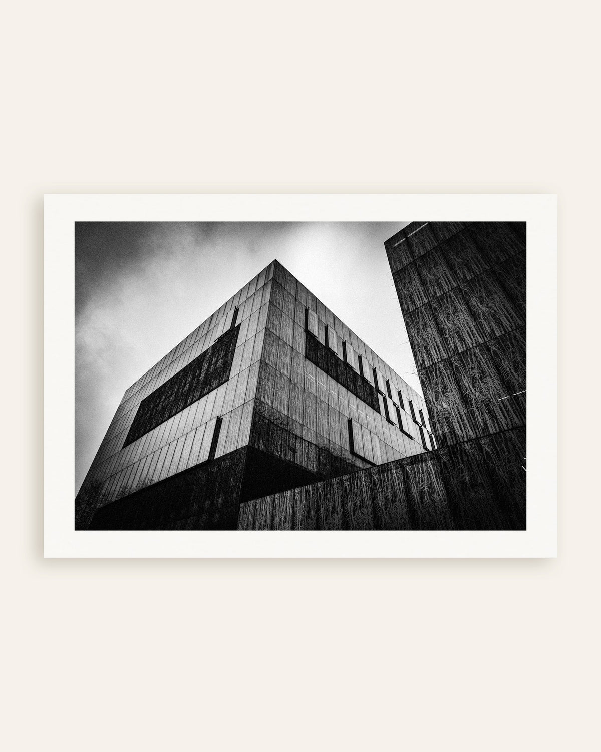 Affiche « Boîte en béton sombre sous les nuages », vignette