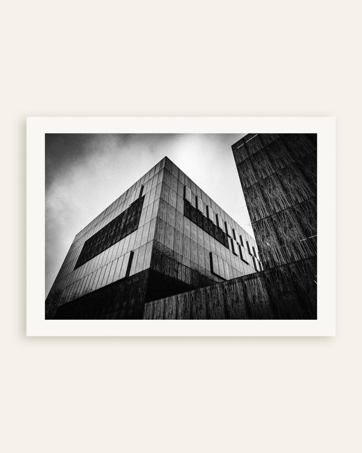Affiche « Boîte en béton sombre sous les nuages », vignette