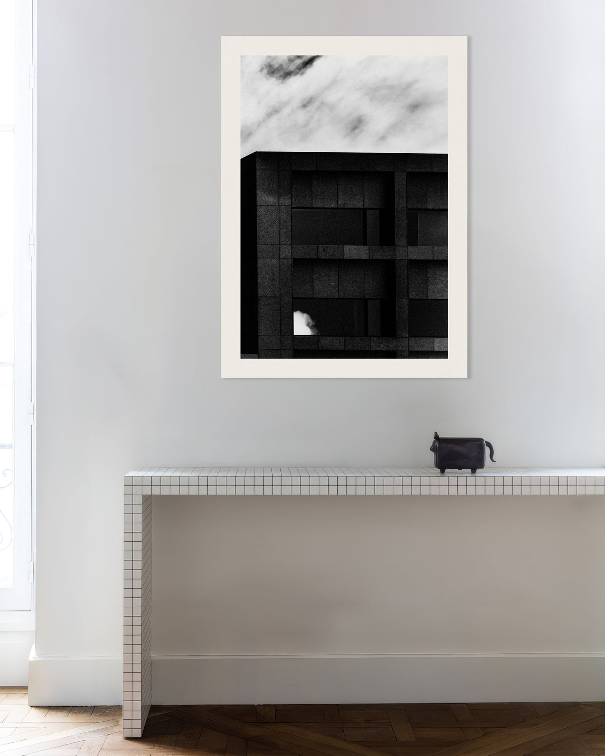 Affiche « Façade sombre et nuage de passage »