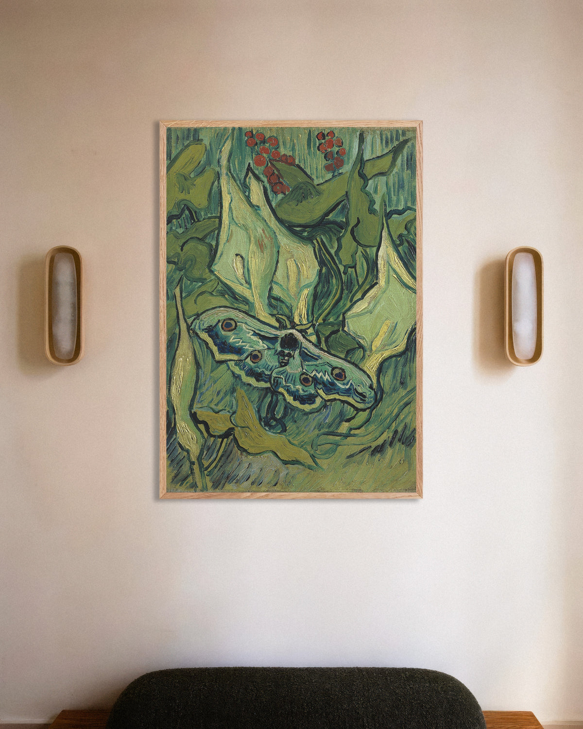 Poster de Le Papillon de nuit empereur (1889), de Vincent van Gogh, avec un cadre en bois naturel