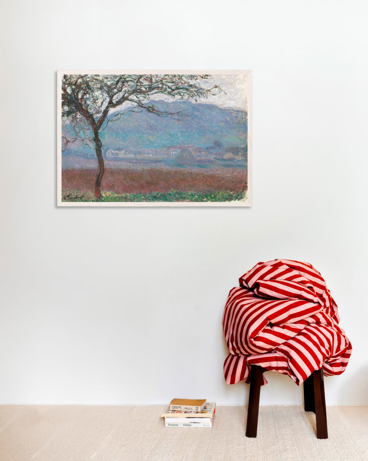 Affiche Champ à Giverny (1887) de Claude Monet, avec un cadre en bois blanc
