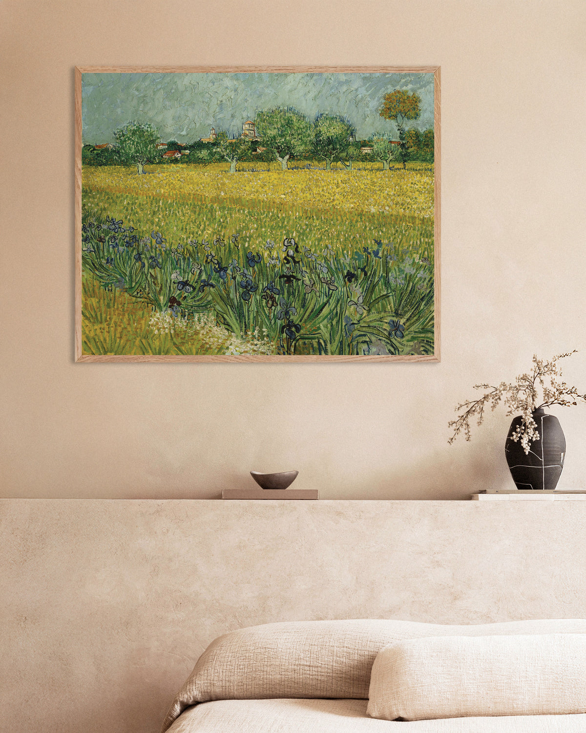 Poster de Champ d’iris près d’Arles (1888), Vincent van Gogh, avec un cadre en bois naturel
