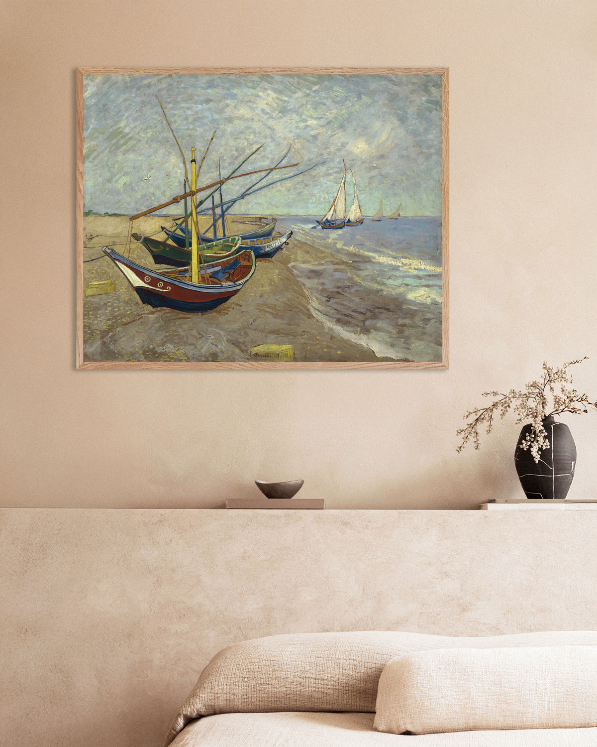 Poster de Barques de pêche sur la plage des Saintes-Maries-de-la-Mer (1888), de Vincent van Gogh, avec un cadre en bois naturel