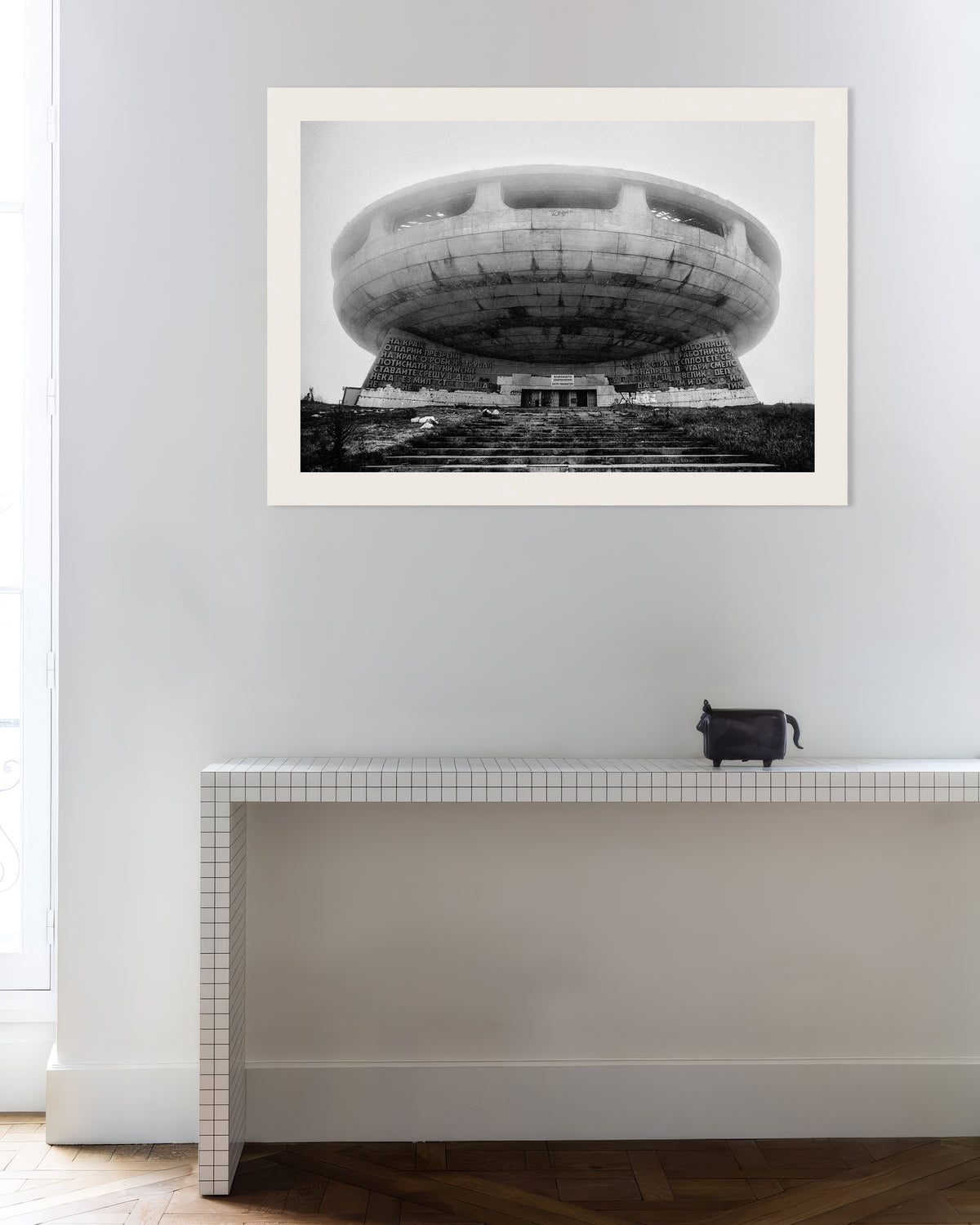 Affiche « Monument en forme de soucoupe volante dans le brouillard »