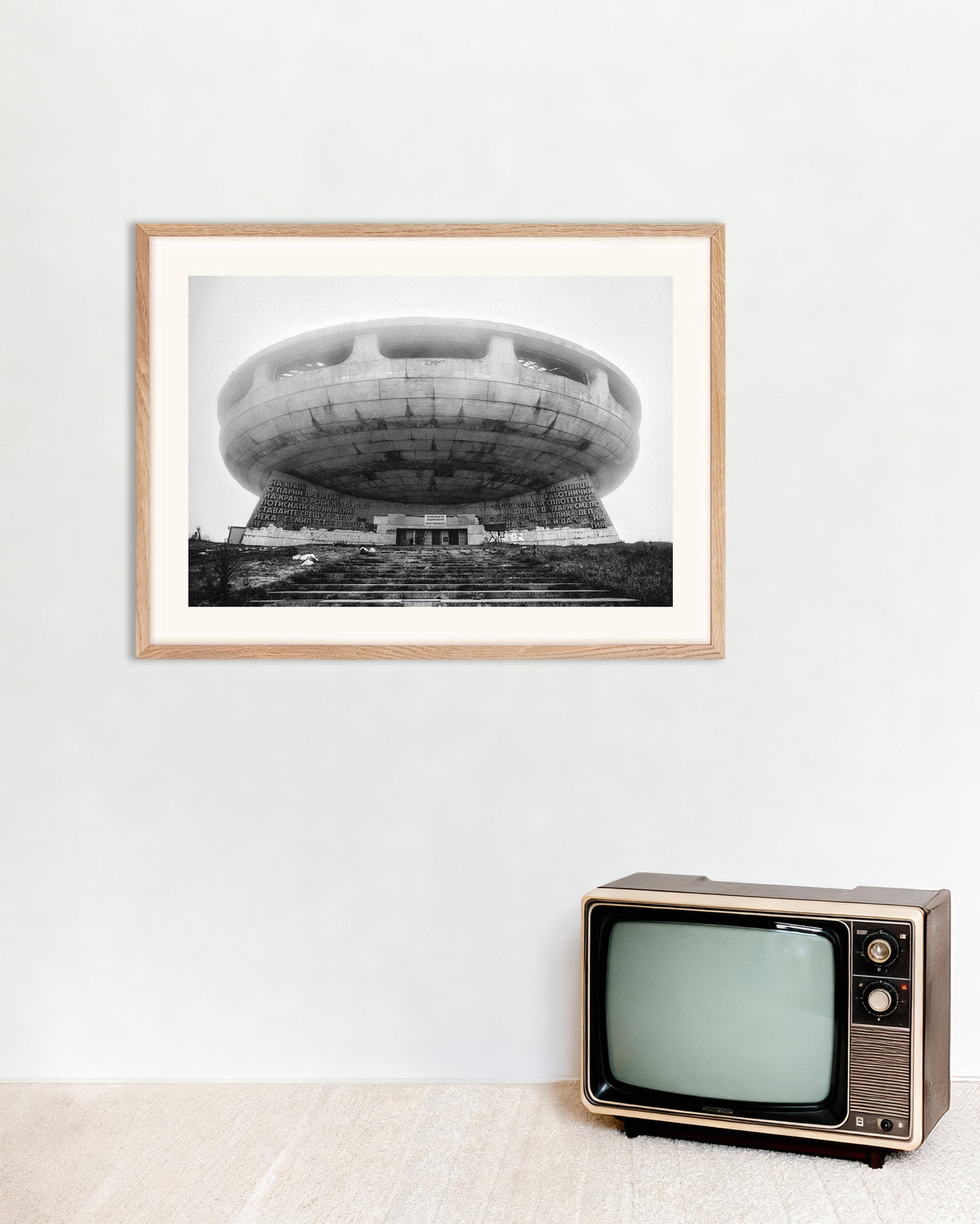 Affiche « Monument en forme de soucoupe volante dans le brouillard », avec un cadre en bois naturel