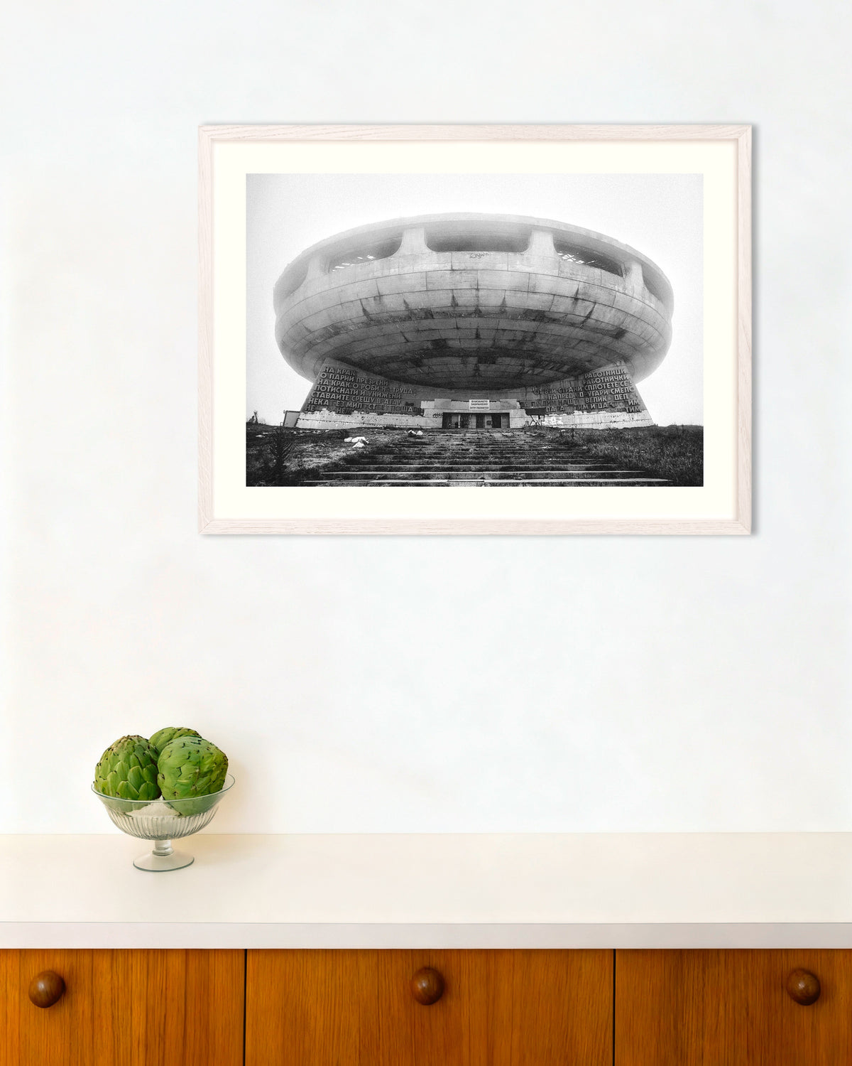 Affiche « Monument en forme de soucoupe volante dans le brouillard », avec un cadre en bois blanc