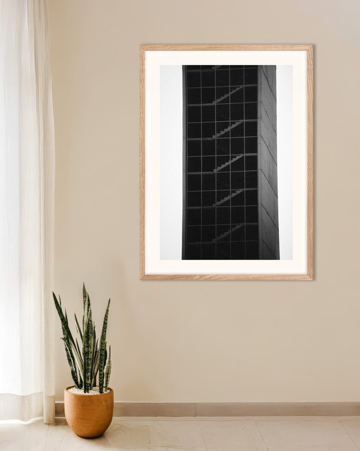 Affiche « Tour d’escalier en verre », avec un cadre en bois naturel