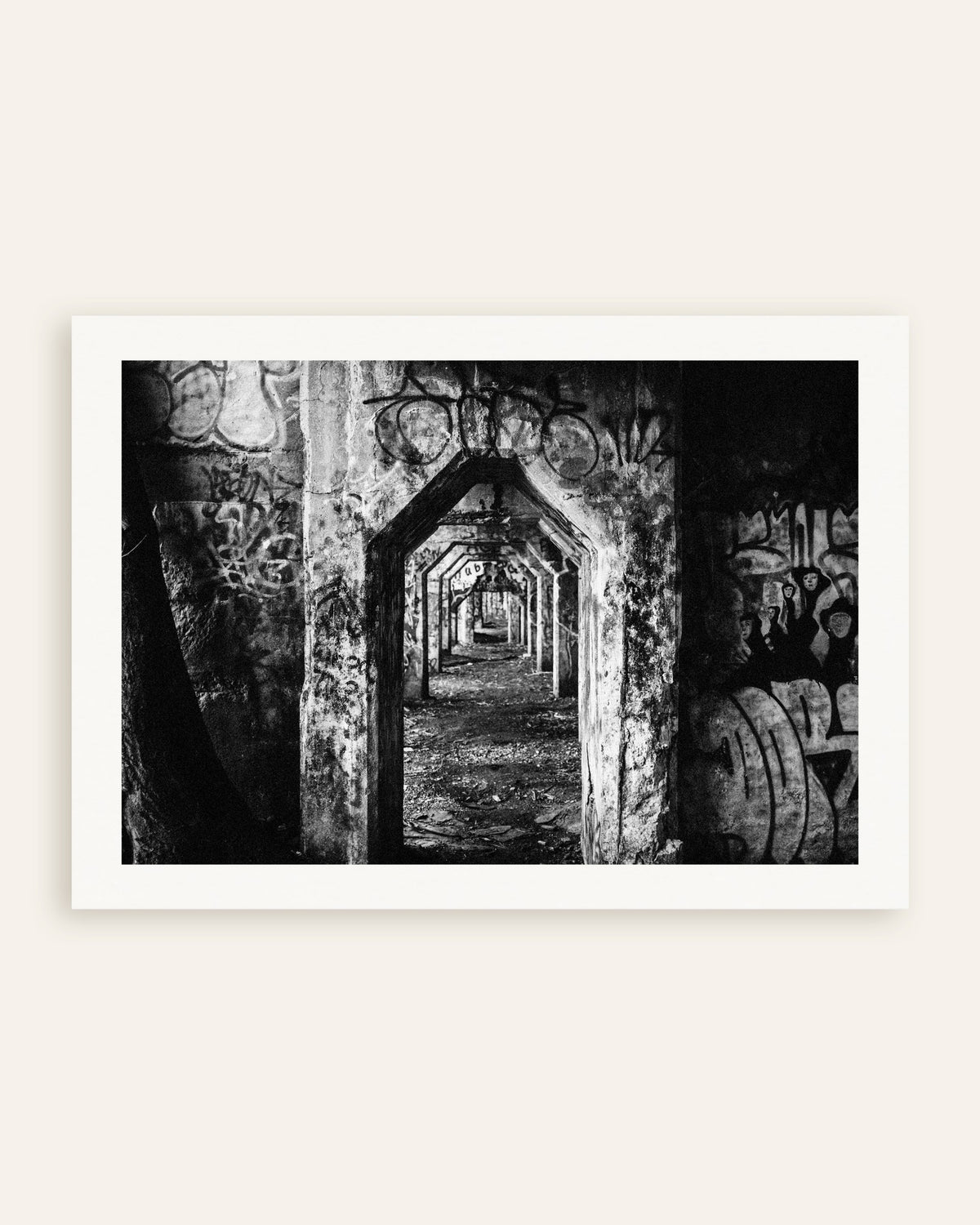 Affiche « Galerie en ruine couverte de graffitis », vignette
