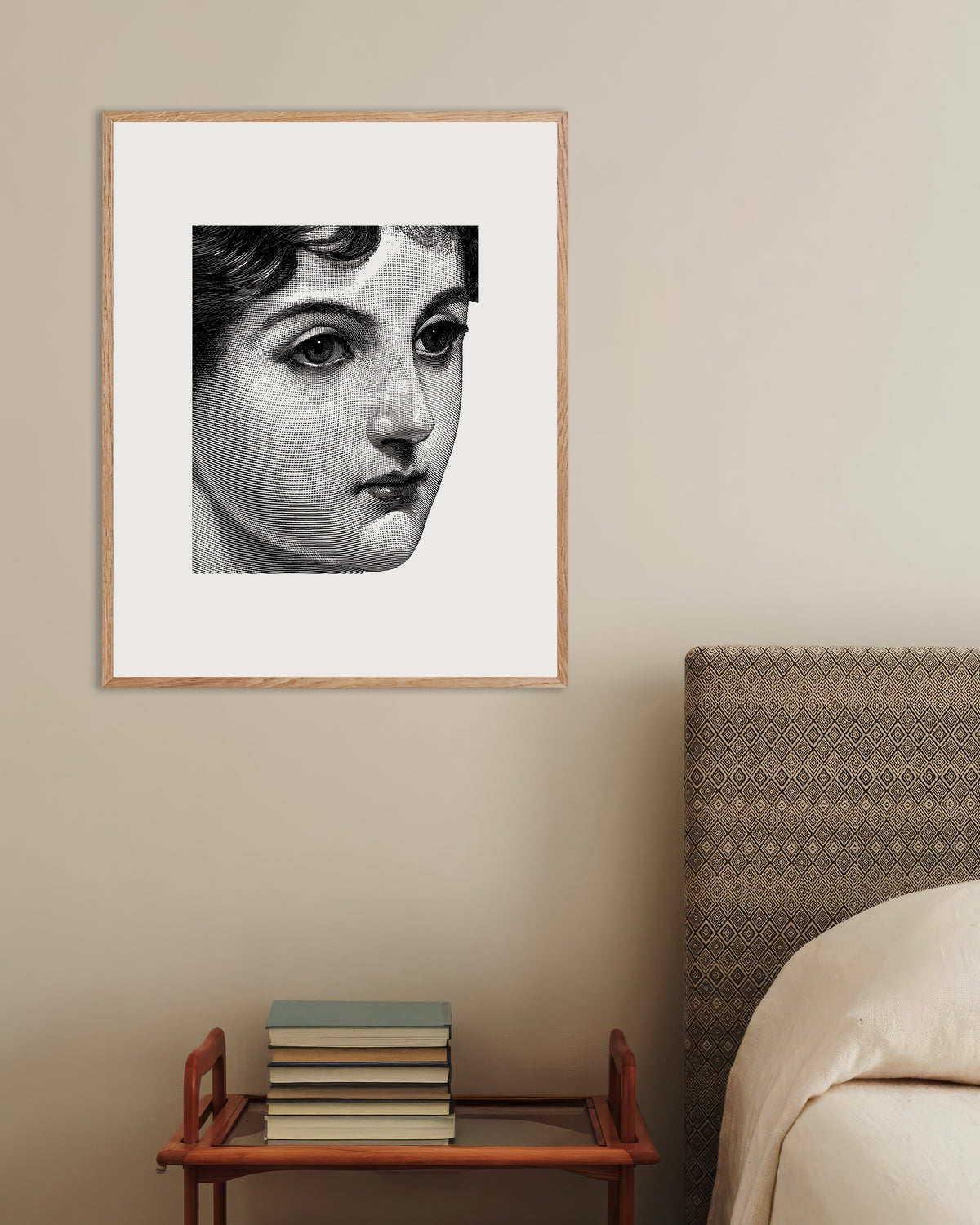 Poster de Portrait féminin tramé en noir et blanc, avec cadre en bois naturel