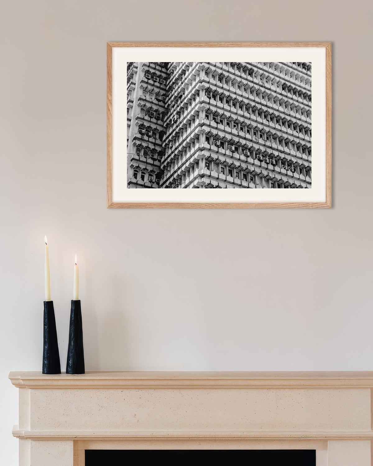 Affiche « Façade de bureaux en nid d’abeille », avec un cadre en bois naturel