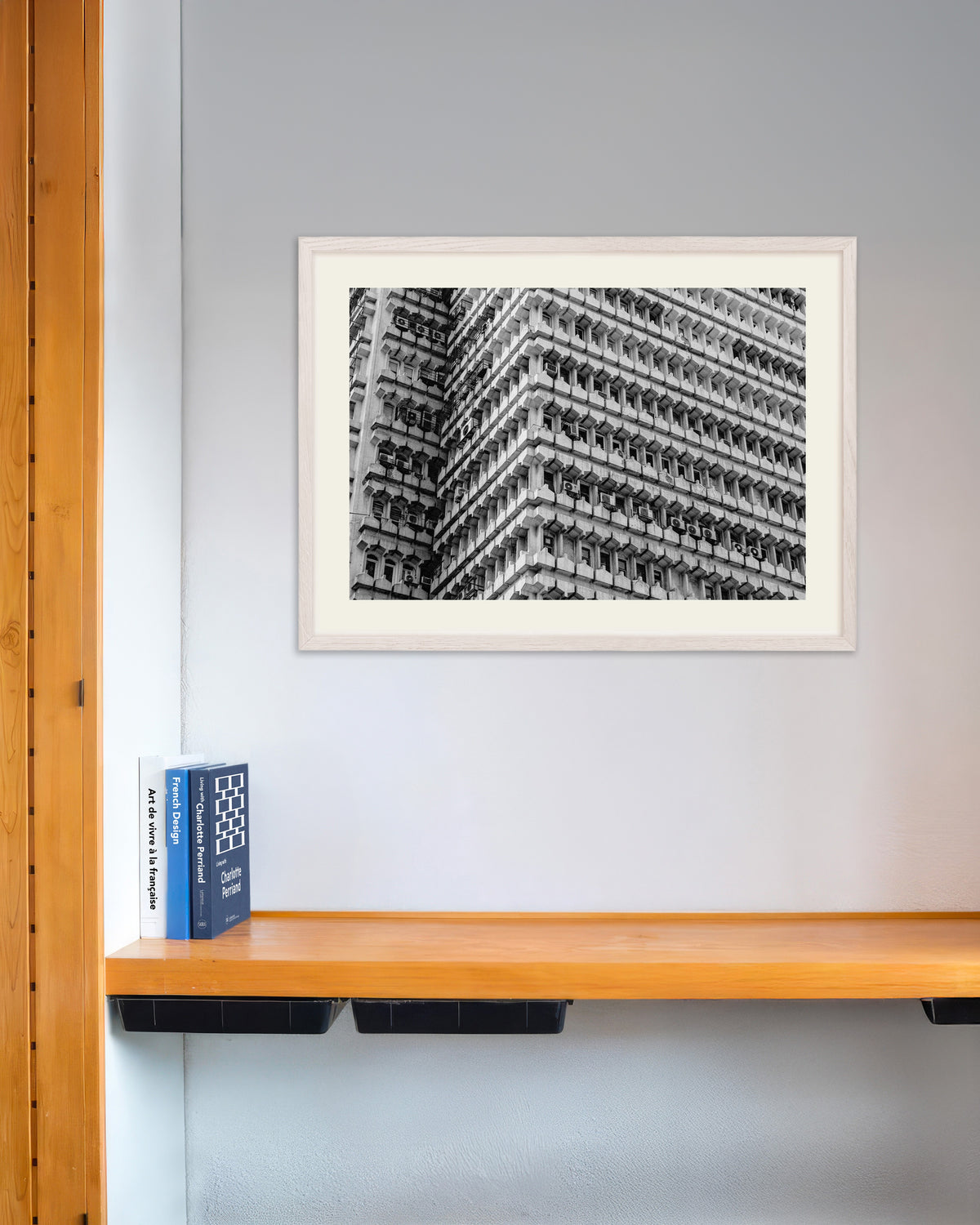 Affiche « Façade de bureaux en nid d’abeille », avec un cadre en bois blanc