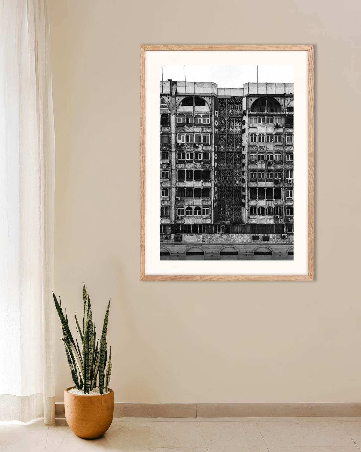 Affiche « Façade de la Maison du Commerce », avec un cadre en bois naturel