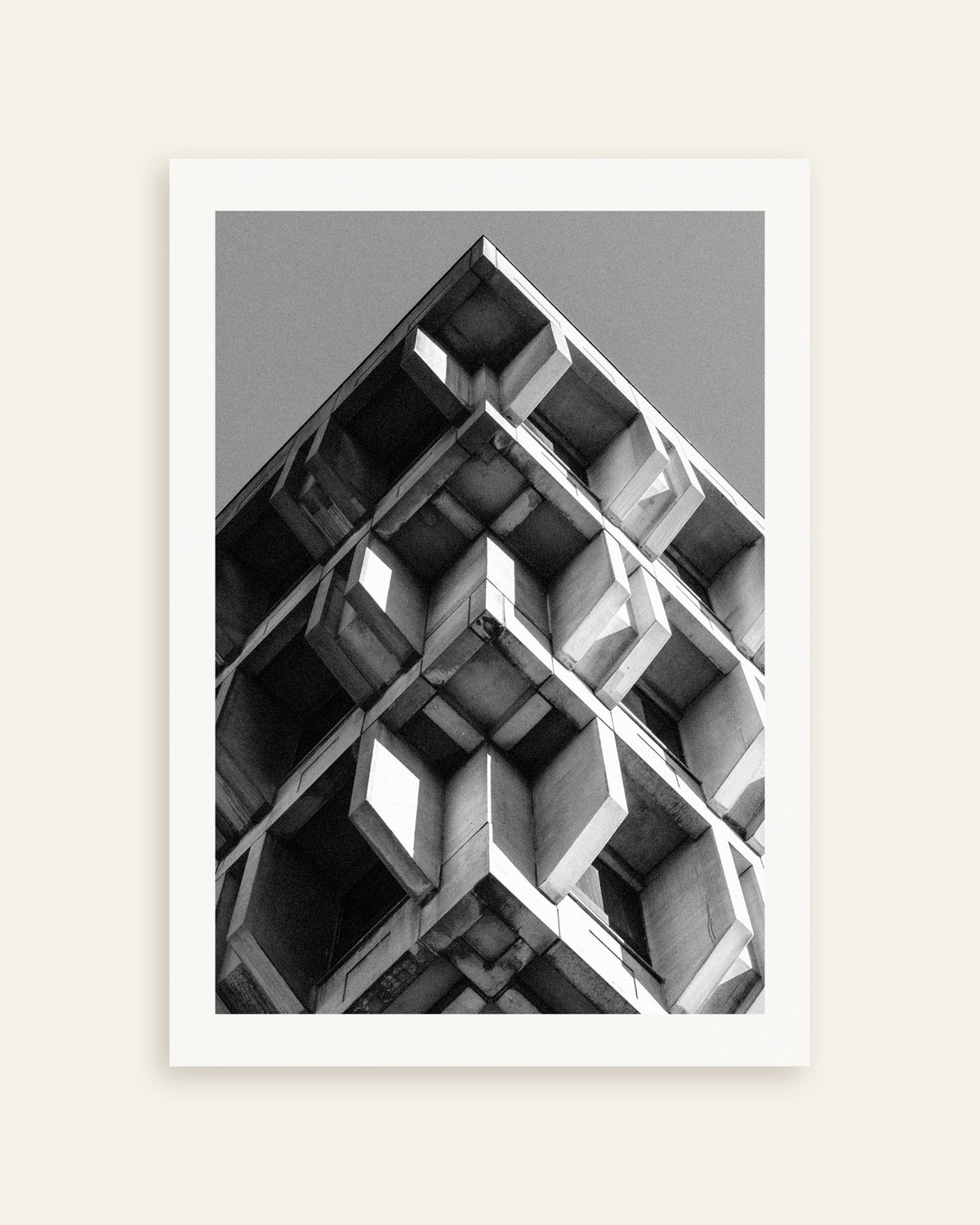 Affiche « Pyramide inversée de boîtes en béton », vignette