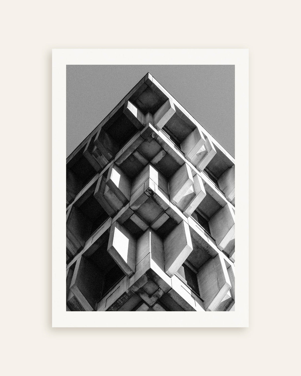 Affiche « Pyramide inversée de boîtes en béton », vignette