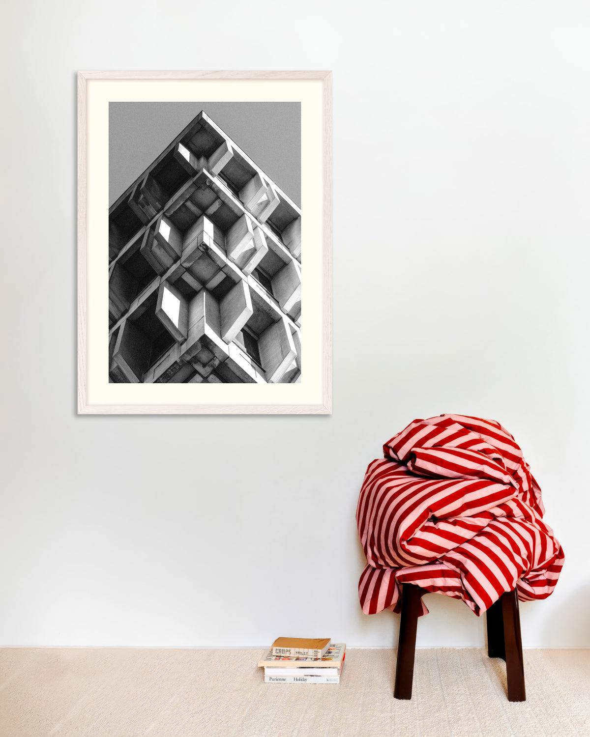 Affiche « Pyramide inversée de boîtes en béton », avec un cadre en bois blanc