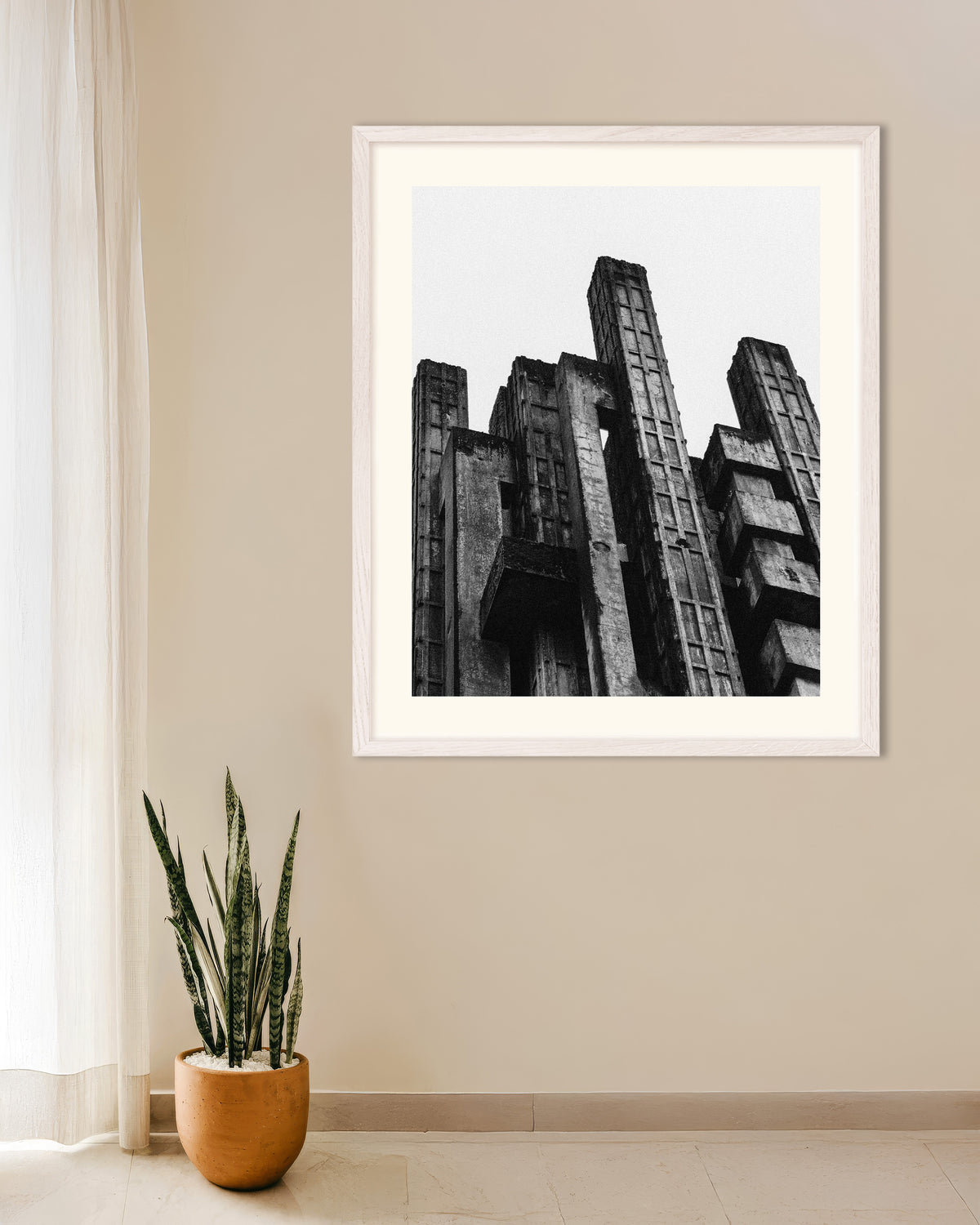 Affiche « Tours en béton aux lignes anguleuses », avec un cadre en bois blanc