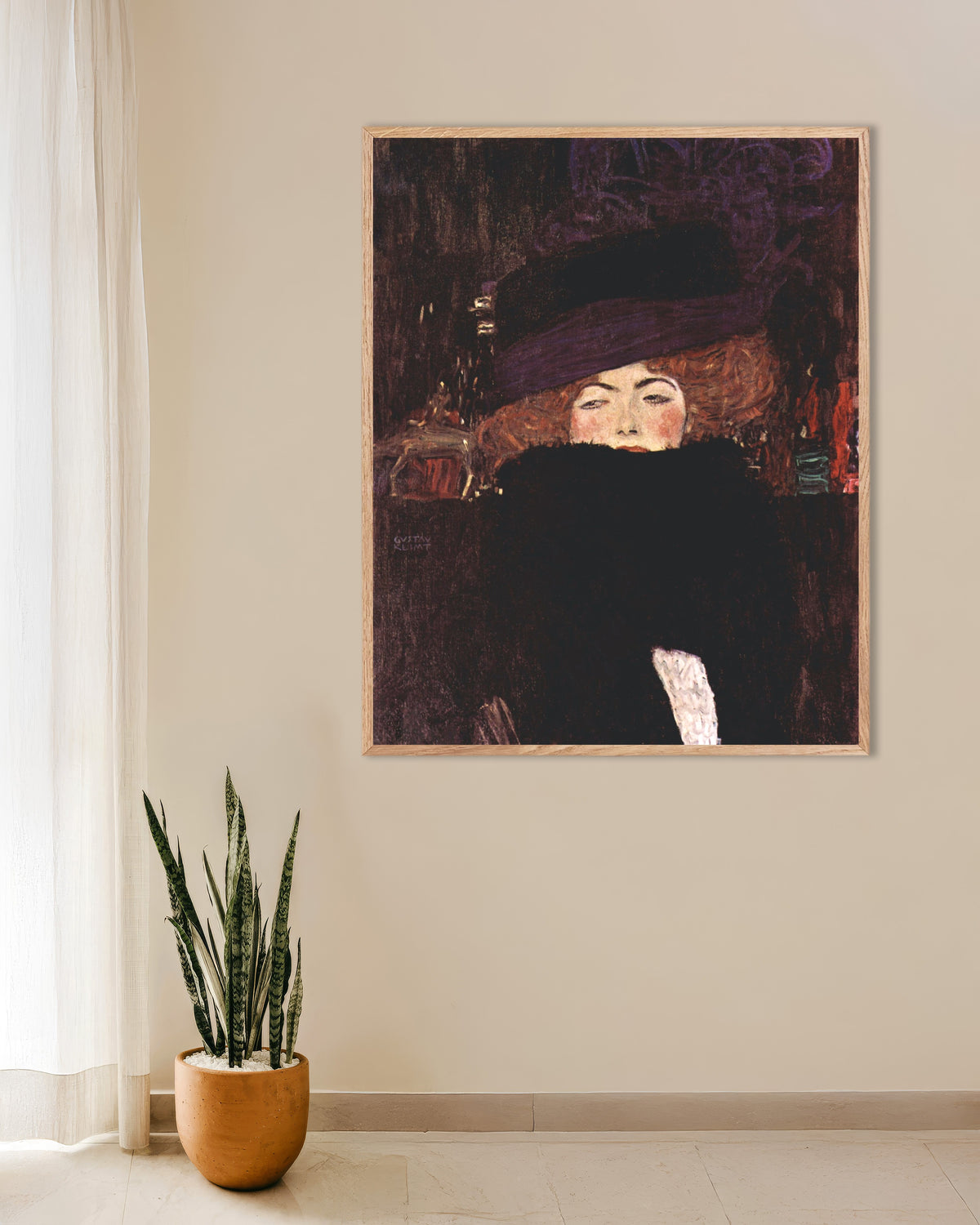 Poster de Dame au chapeau et à l’étole de plumes (1909), Gustav Klimt, avec un cadre en bois naturel