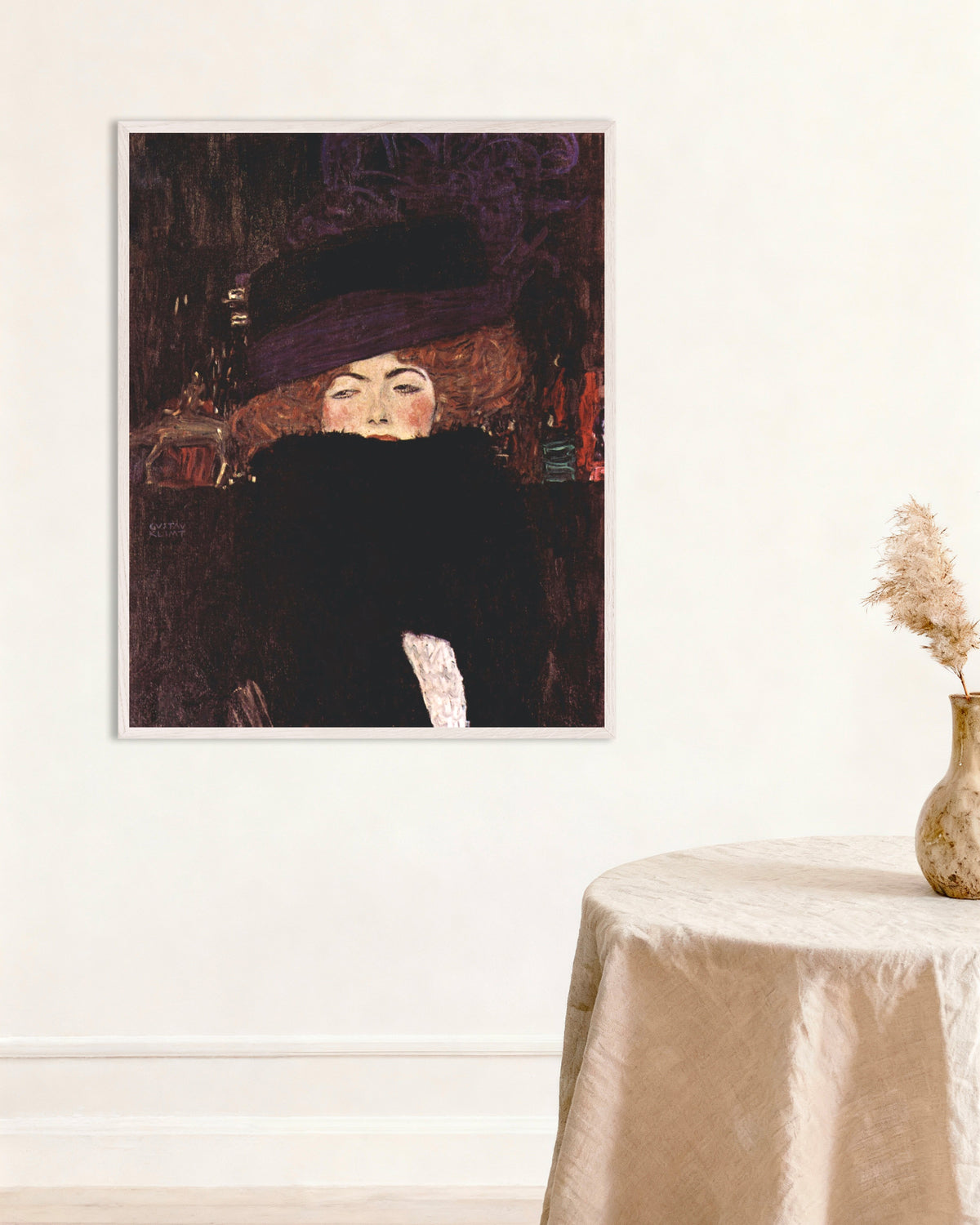 Poster de Dame au chapeau et à l’étole de plumes (1909), Gustav Klimt, avec un cadre en bois blanc