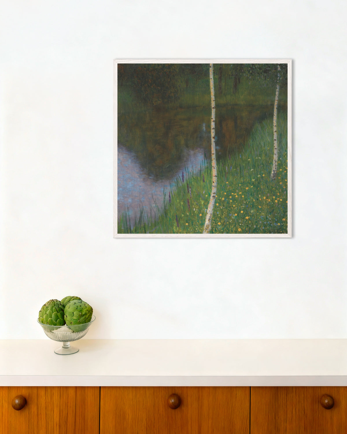 Affiche Rive de lac aux bouleaux (vers 1901) de Gustav Klimt, avec un cadre en bois blanc