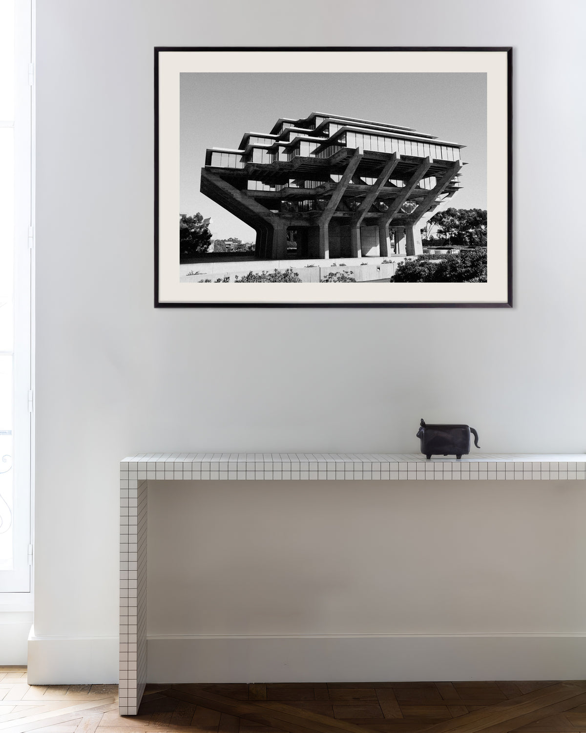 Affiche « Bibliothèque sur pilotis en béton », avec un cadre en métal