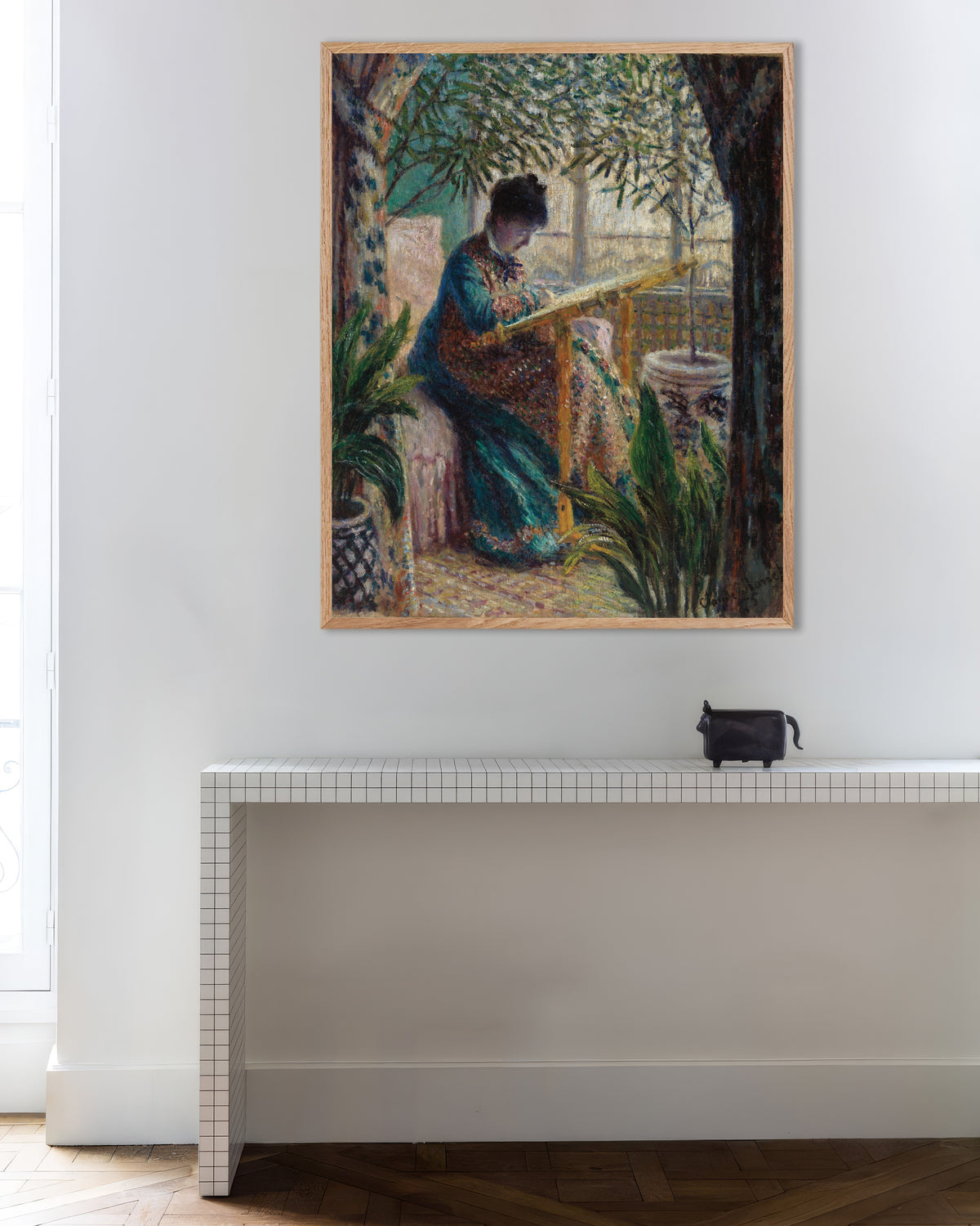 Affiche Camille au métier (1875) de Claude Monet, avec un cadre en bois naturel