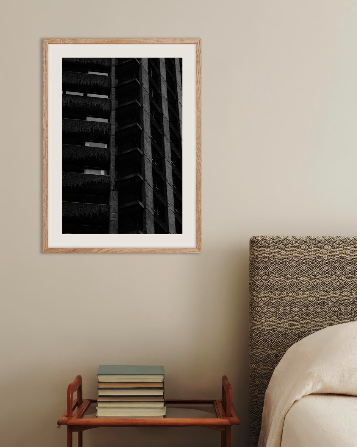 Affiche « Façade nocturne avec des plantes suspendues », avec un cadre en bois naturel