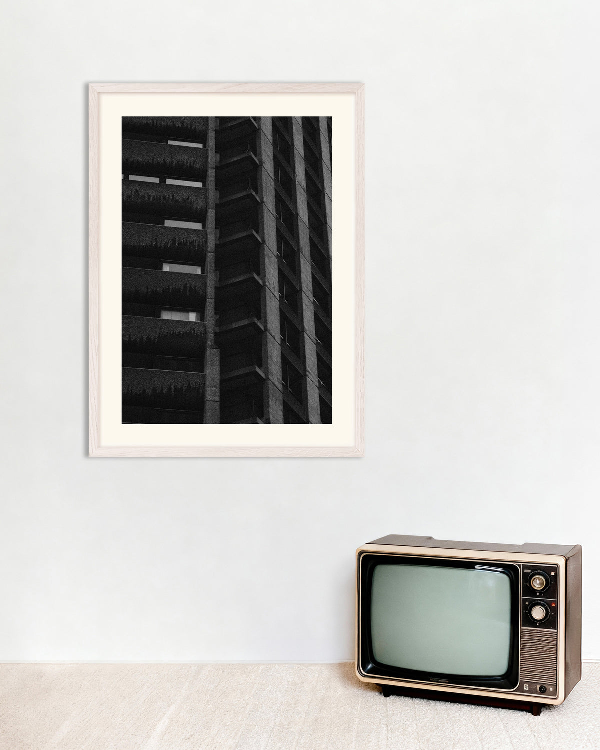 Affiche « Façade nocturne avec des plantes suspendues », avec un cadre en bois blanc