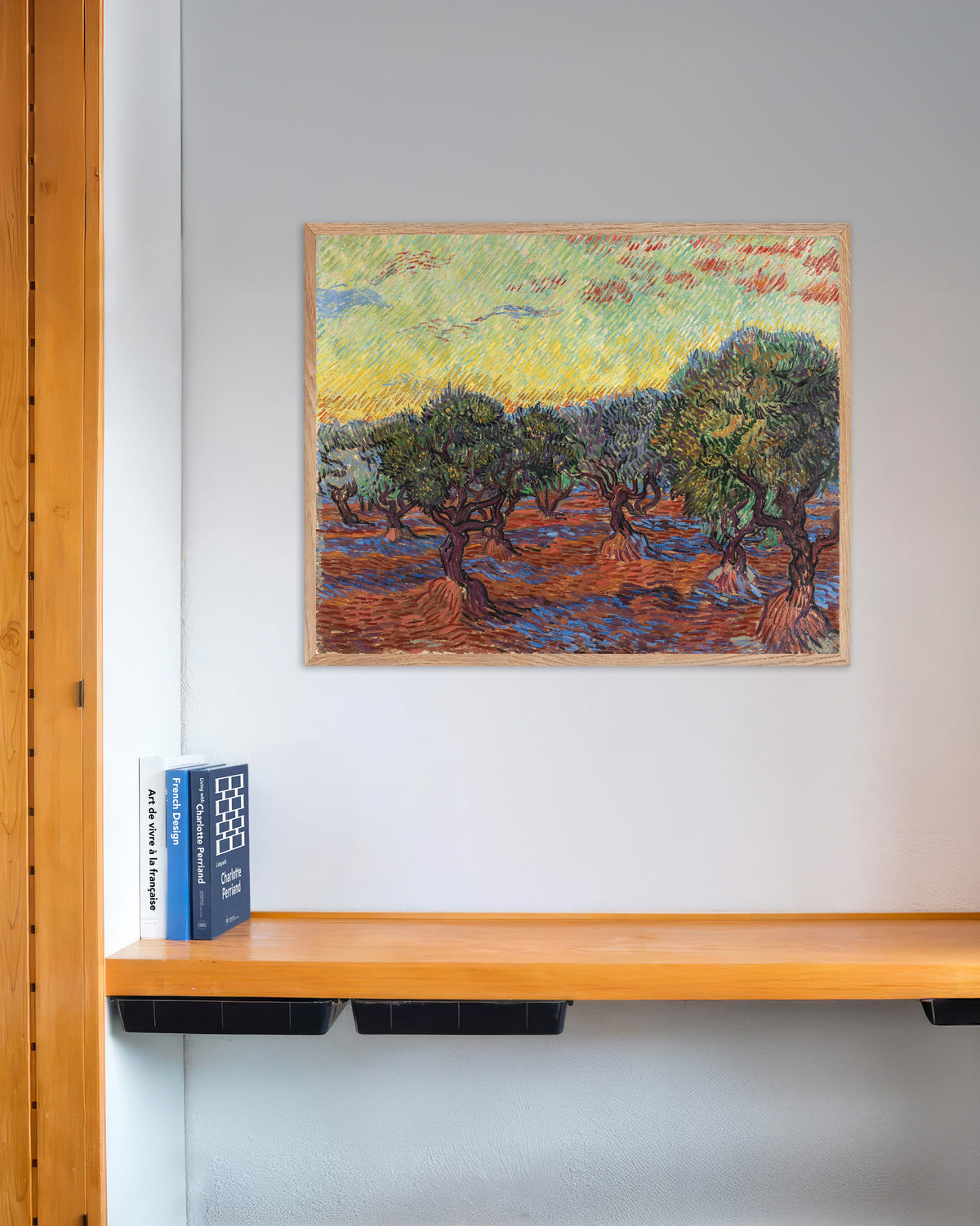 Poster Oliveraie sous un ciel orangé (1889) de Vincent van Gogh, avec un cadre en bois naturel