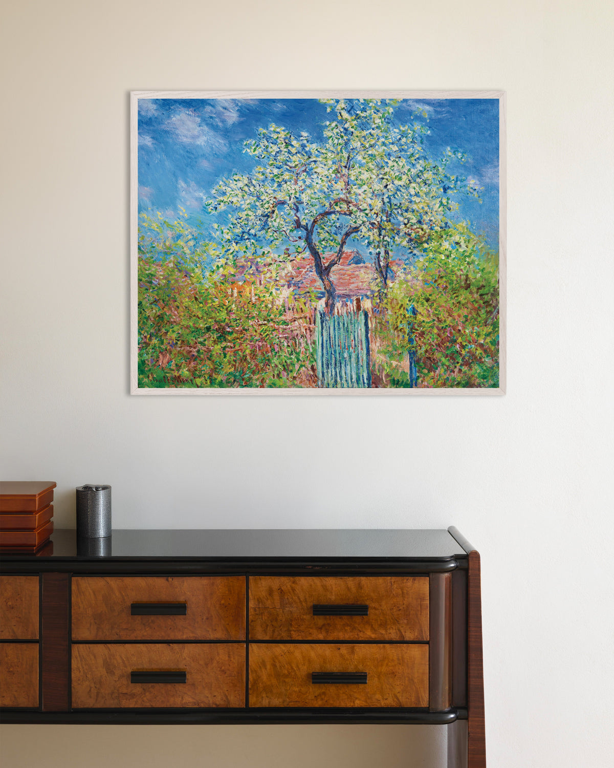 Affiche Poirier en fleurs (1885) de Claude Monet, avec un cadre en bois blanc
