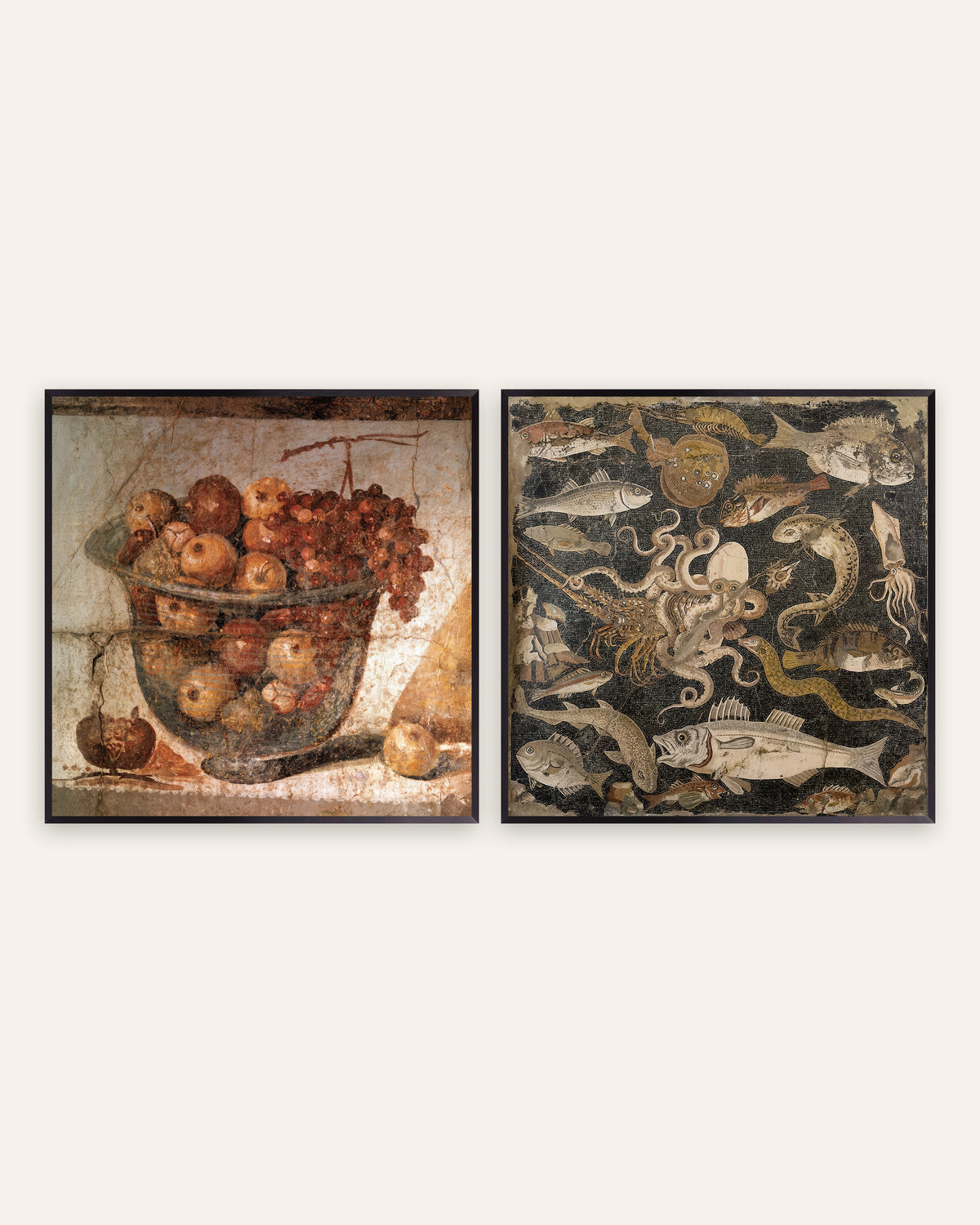 Affiches cuisine de Pompéi, lot de 2 : coupe de fruits et mosaïque aux poissons, cadres en métal noir