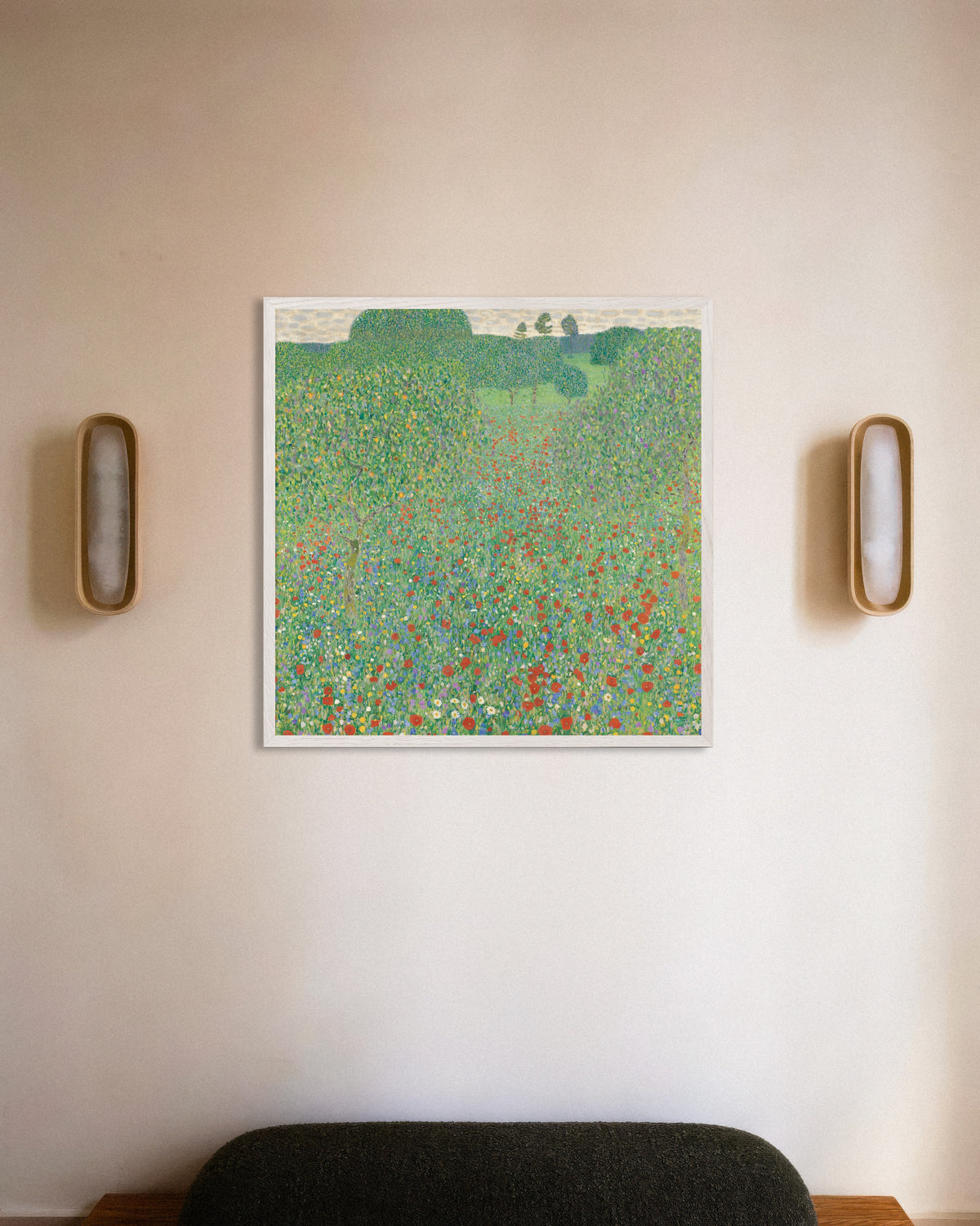 Affiche Champ de coquelicots (1907) de Gustav Klimt, avec un cadre en bois blanc