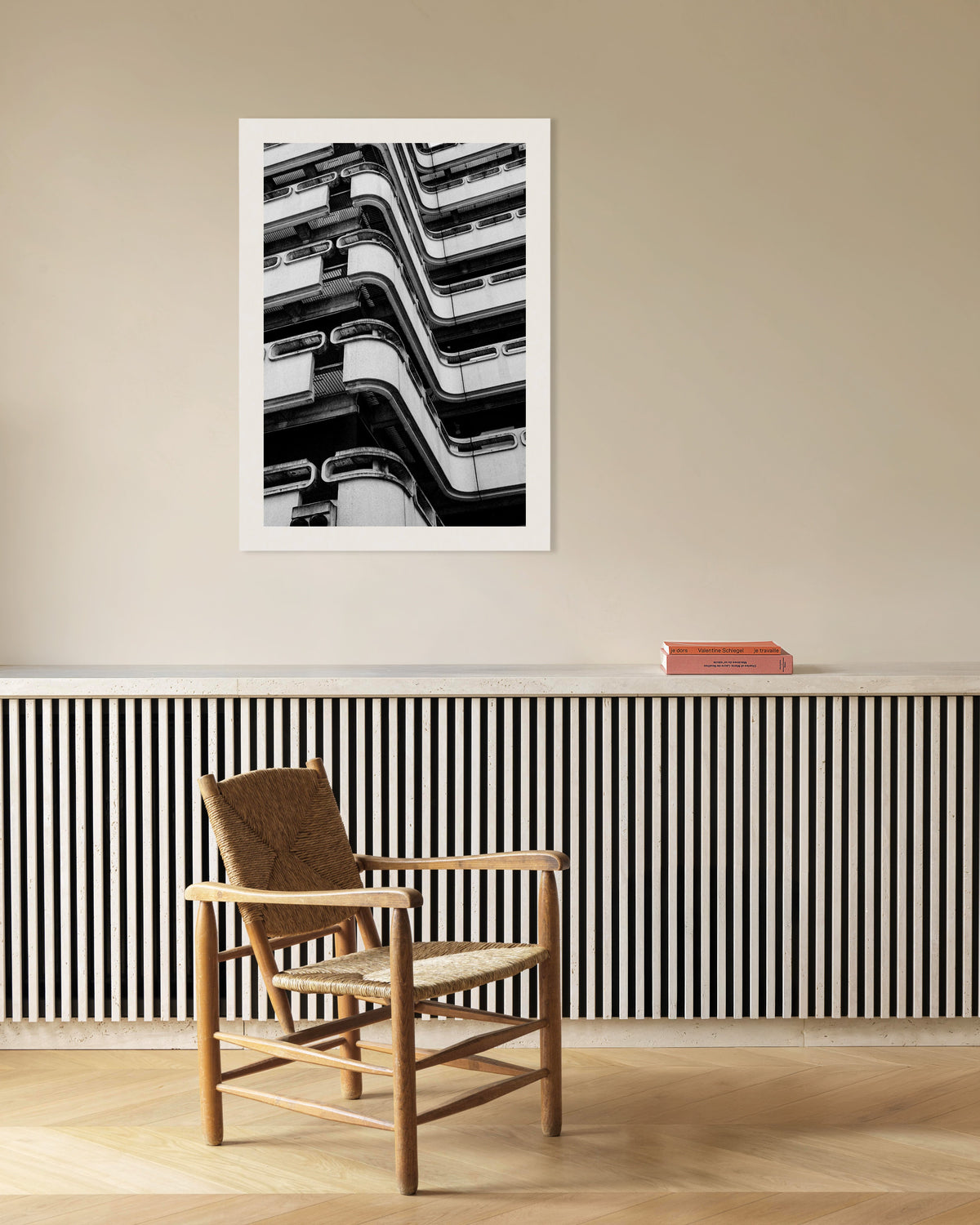 Affiche « Balcons en béton aux lignes ondulantes »