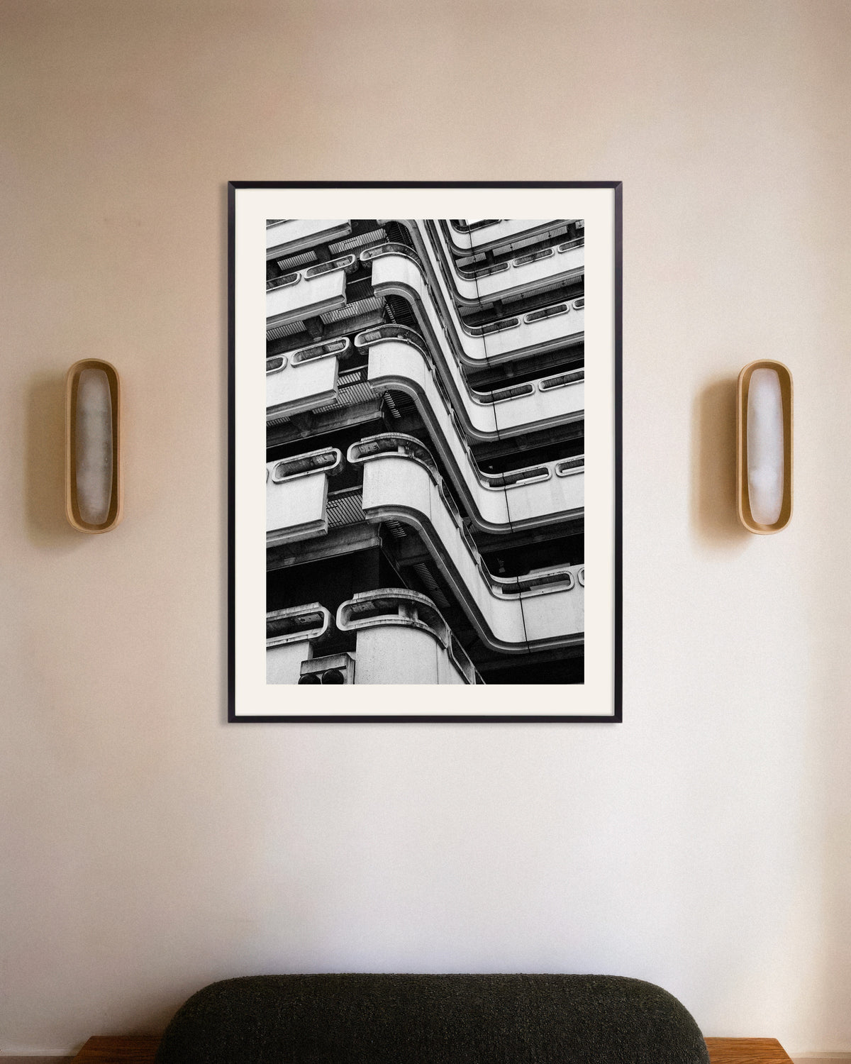 Affiche « Balcons en béton aux lignes ondulantes », avec un cadre en métal