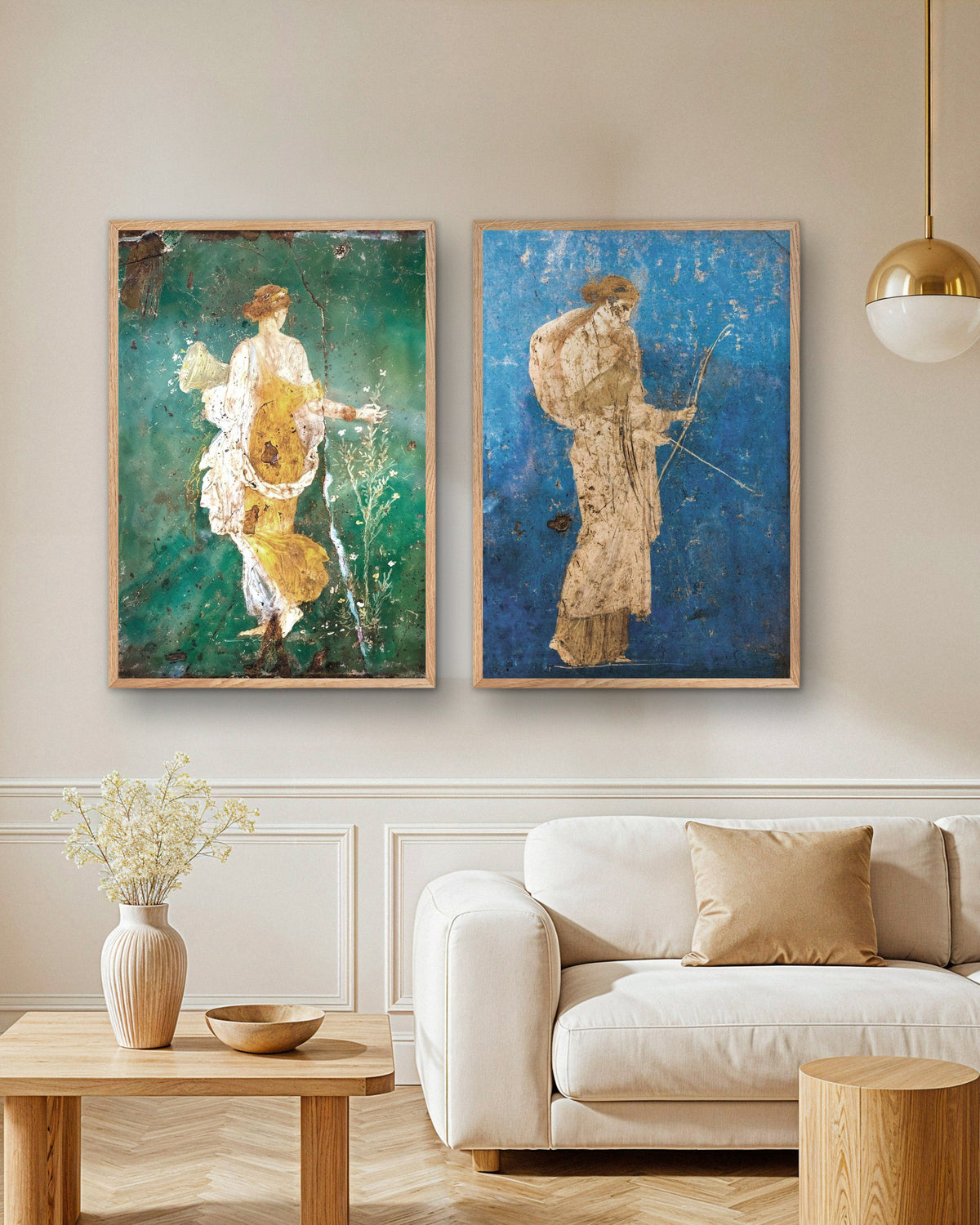 Lot de 2 affiches de fresques romaines, Flora et Artémis, cadres en bois naturel au-dessus d'un canapé dans un salon