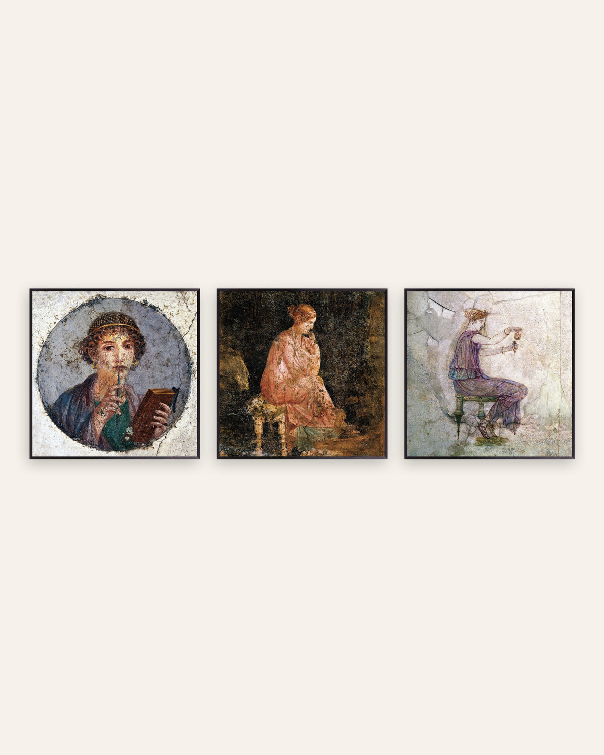 Affiches fresques romaines, lot de 3 : Sappho, femme assise et parfum, cadres en métal noir