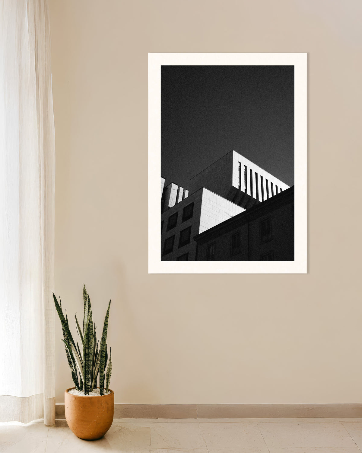 Affiche « Toits sur fond de ciel sombre »