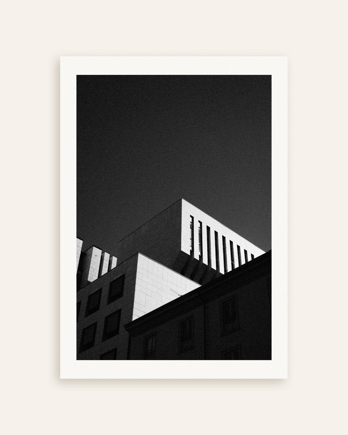 Affiche « Toits sur fond de ciel sombre », vignette