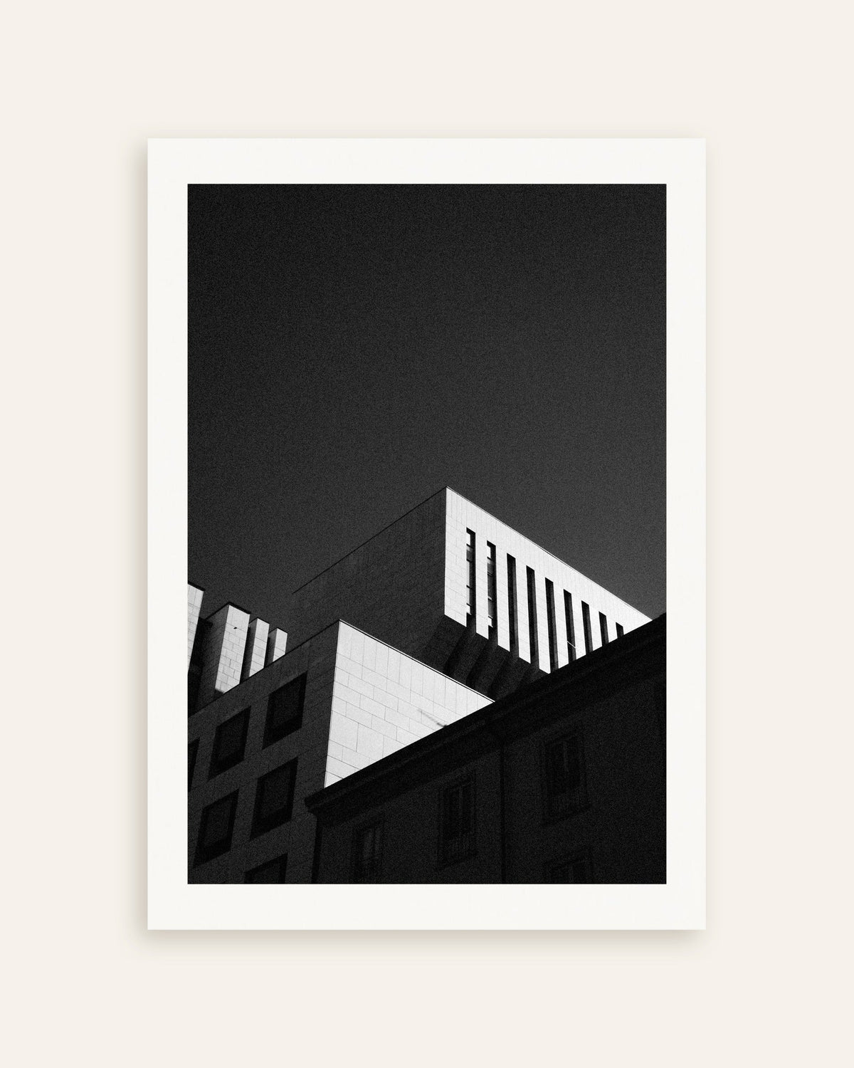 Affiche « Toits sur fond de ciel sombre », vignette