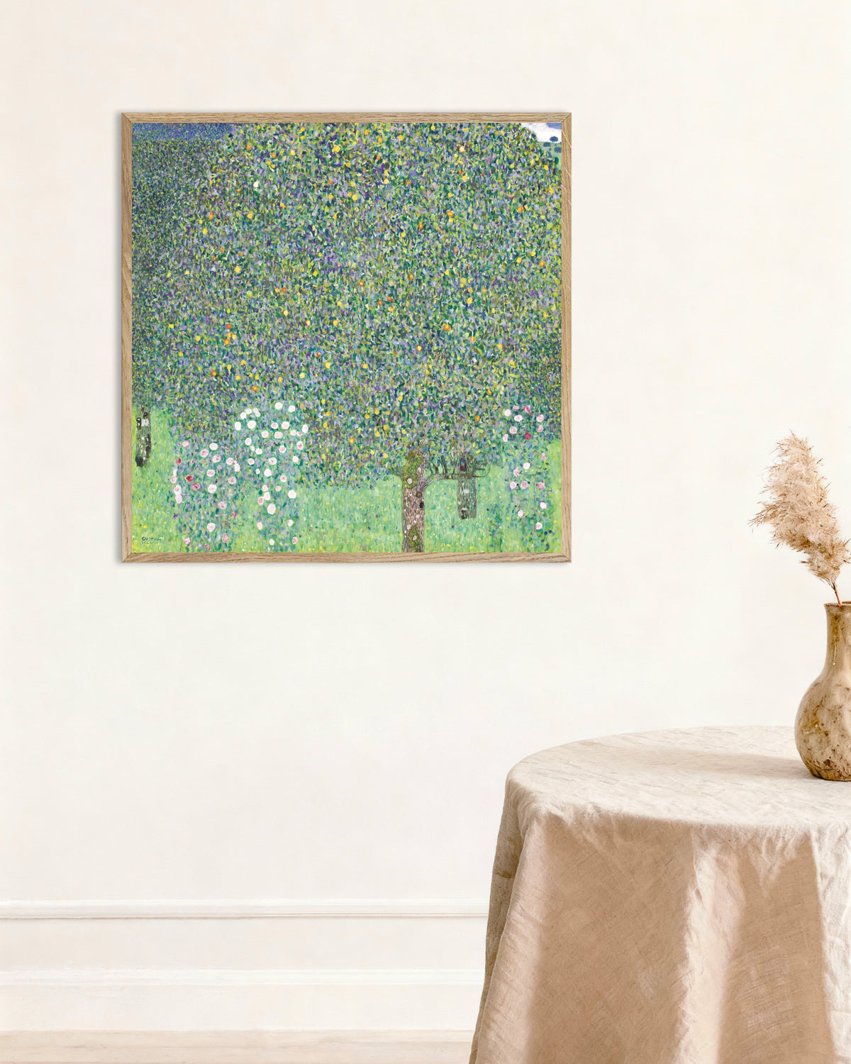 Affiche Rosiers sous les arbres (1905) de Gustav Klimt, avec un cadre en bois naturel