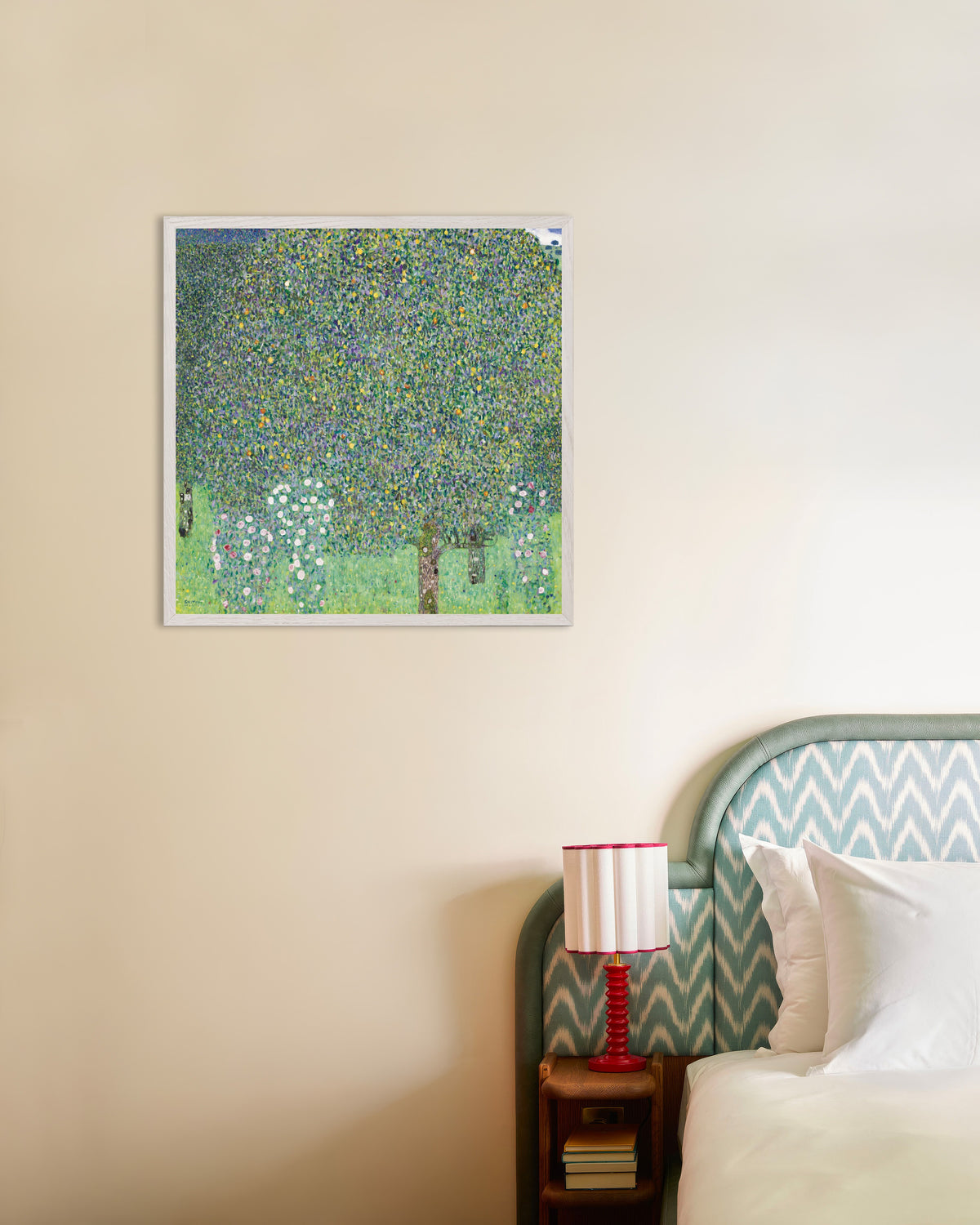 Affiche Rosiers sous les arbres (1905) de Gustav Klimt, avec un cadre en bois blanc